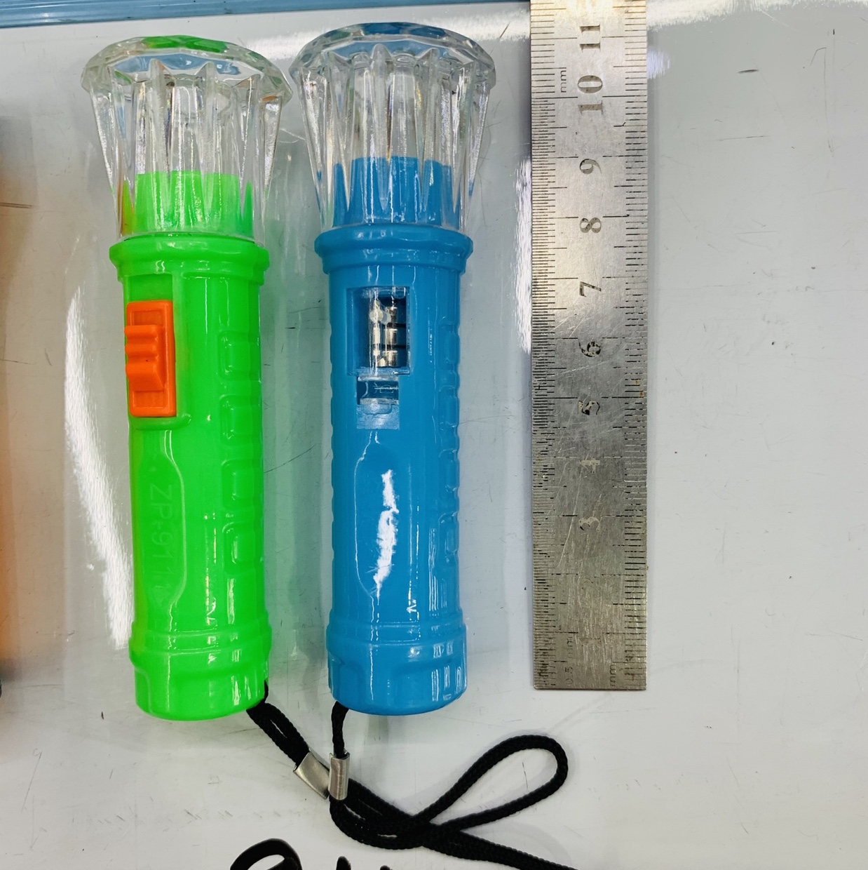 LED手电筒 塑料壳电筒 纽扣电池电筒 家用手电筒照明 ZP-911款电筒发光手电筒