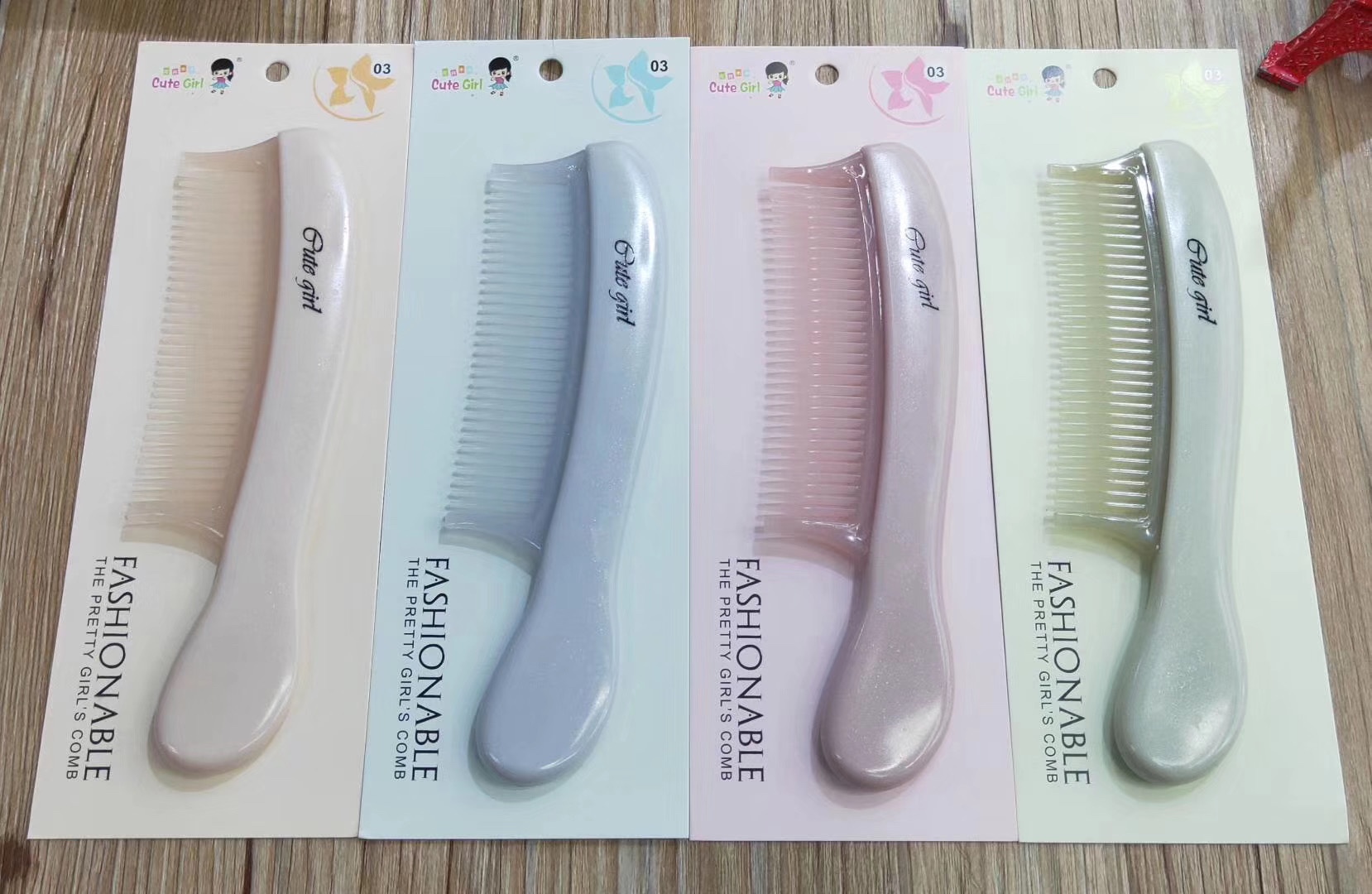 A fashionable and trendy comb with a two-color spliced design Item Picture