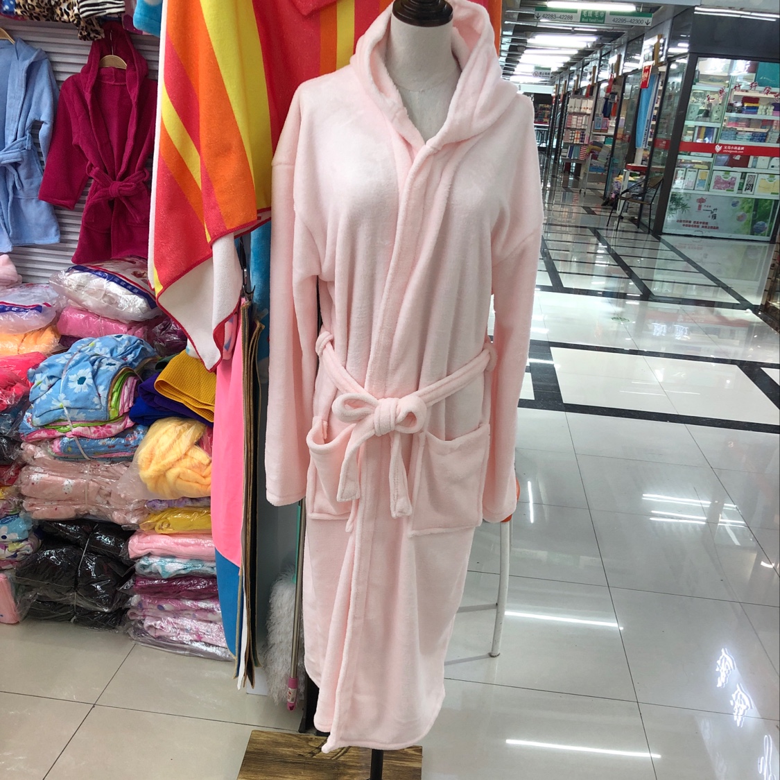 Flannel bathrobe details Picture