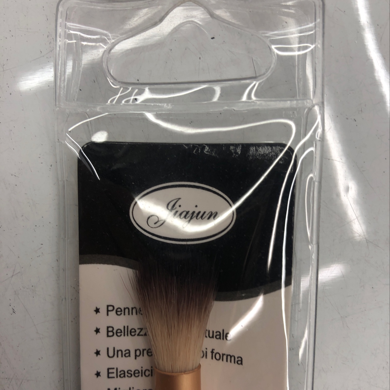 7.2 White rod curved thread eyeshadow brush Application Scenario