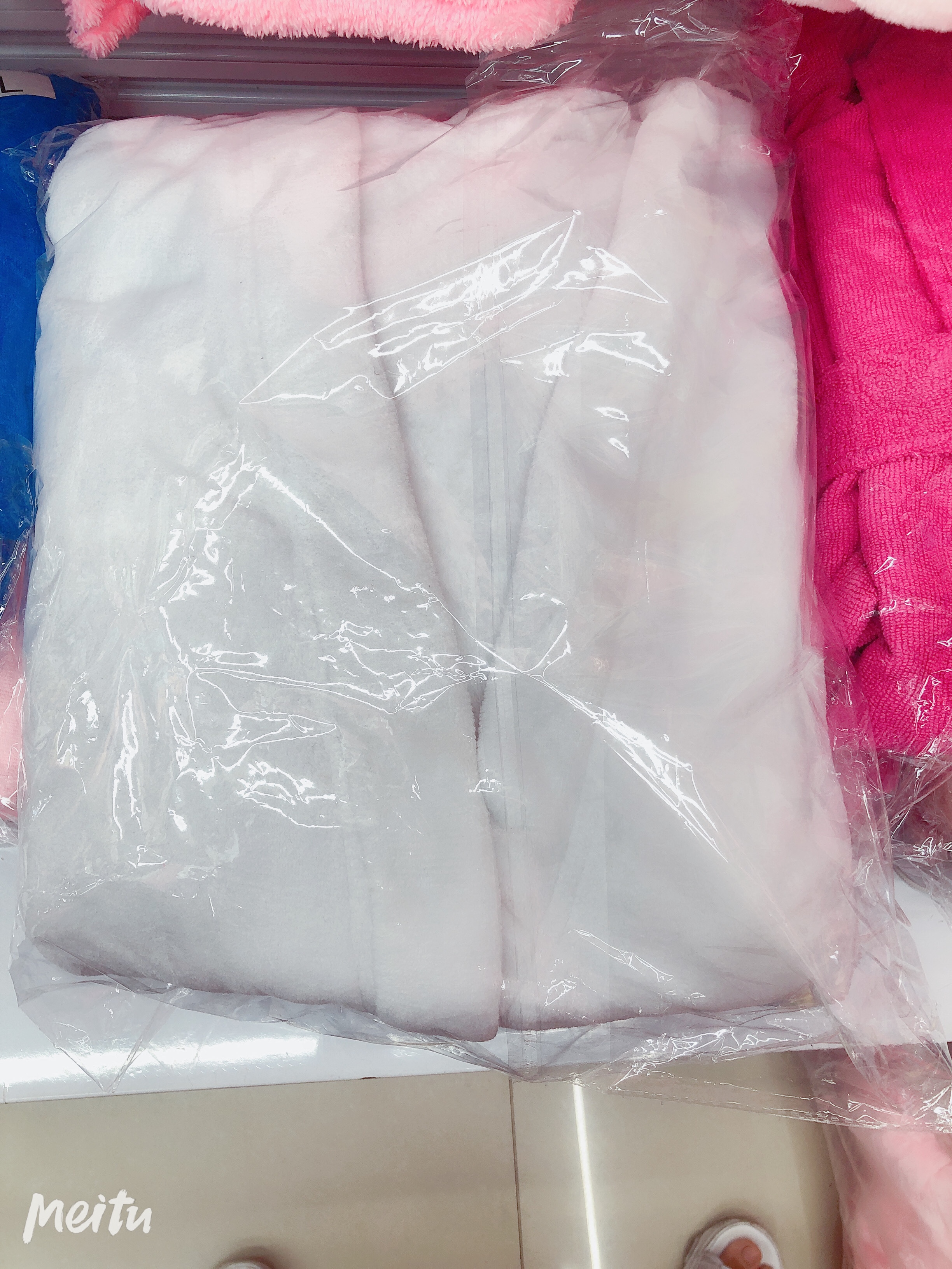 White coral fleece bathrobe details Picture