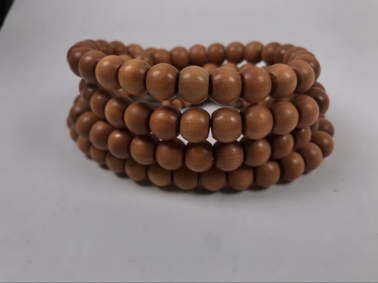 "Wu Mei" : Material: Old Mountain sandalwood Size: 8×10×108 Grains Carefully selected century-old material: Rich milk aroma, slightly dark color, Meticulously crafted: Each grain is entirely handcrafted