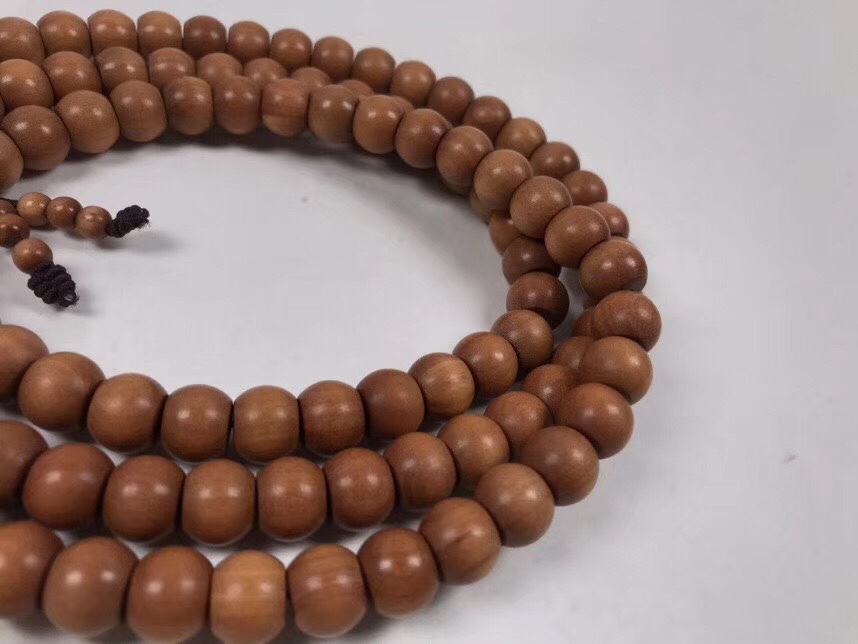 "Wu Mei" : Material: Old Mountain sandalwood Size: 8×10×108 Grains Carefully selected century-old material: Rich milk aroma, slightly dark color, Meticulously crafted: Each grain is entirely handcrafted Application Scenario