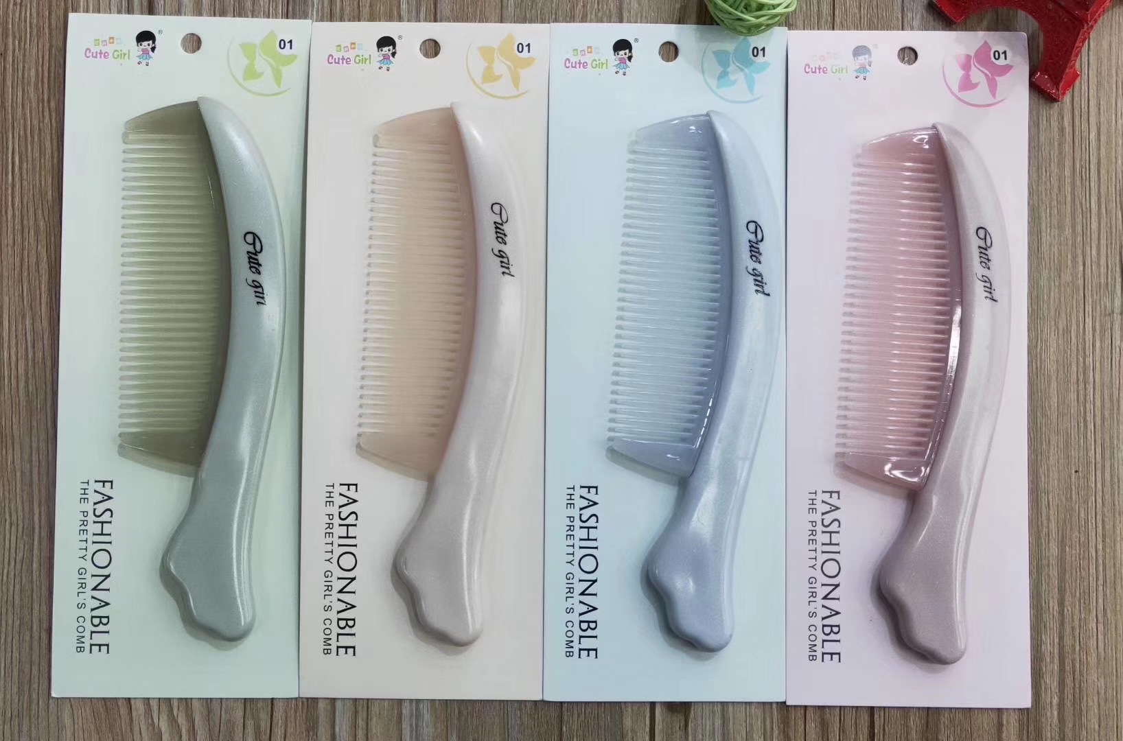 A fashionable and trendy comb with a two-color spliced design details Picture