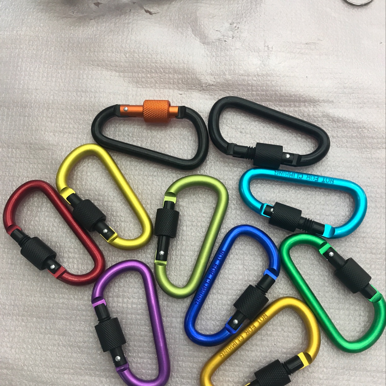 8D彩扣户外包扣挂扣登山扣挂件白底实物图