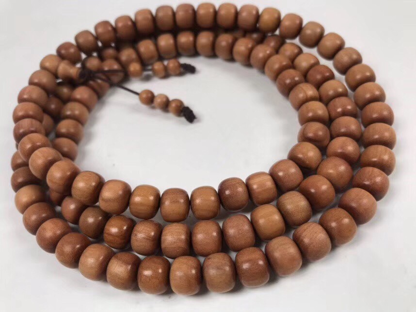 "Wu Mei" : Material: Old Mountain sandalwood Size: 7×8×108 Grains Carefully selected century-old material: Rich milk aroma, slightly dark color, Meticulously crafted: Each grain is entirely handcrafted.