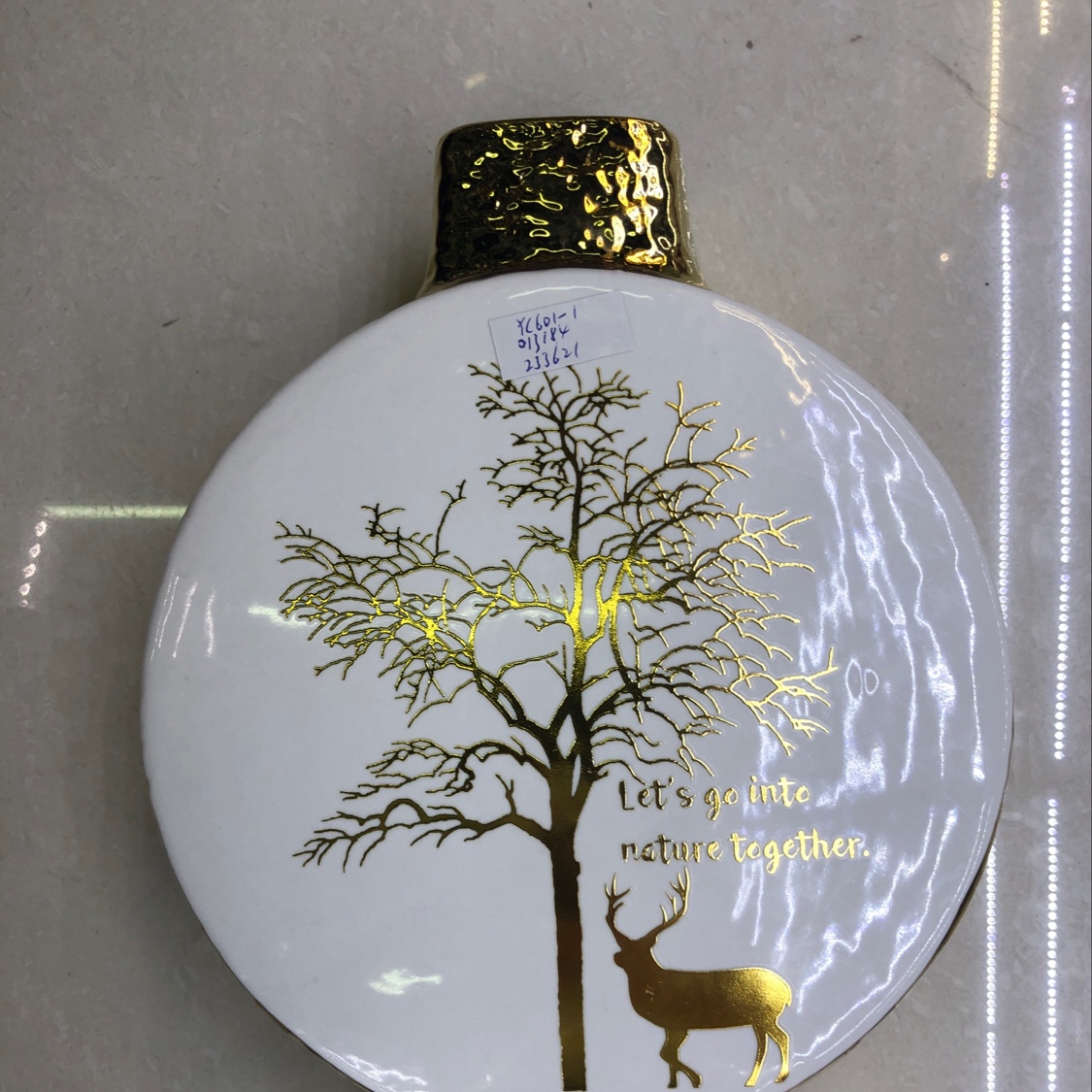 Round flower arrangement vase thumbnail
