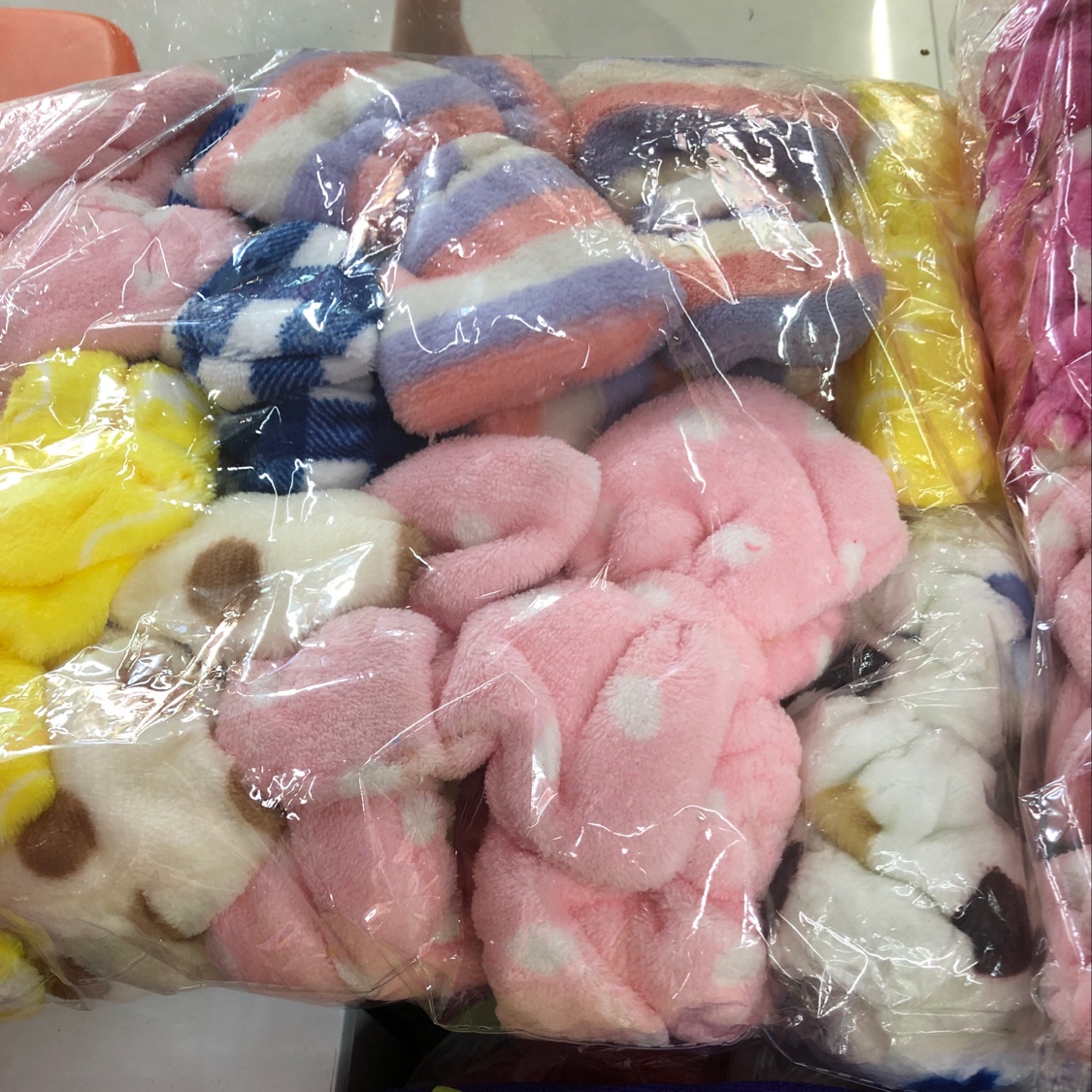 A large printed coral fleece bow headband Specification image