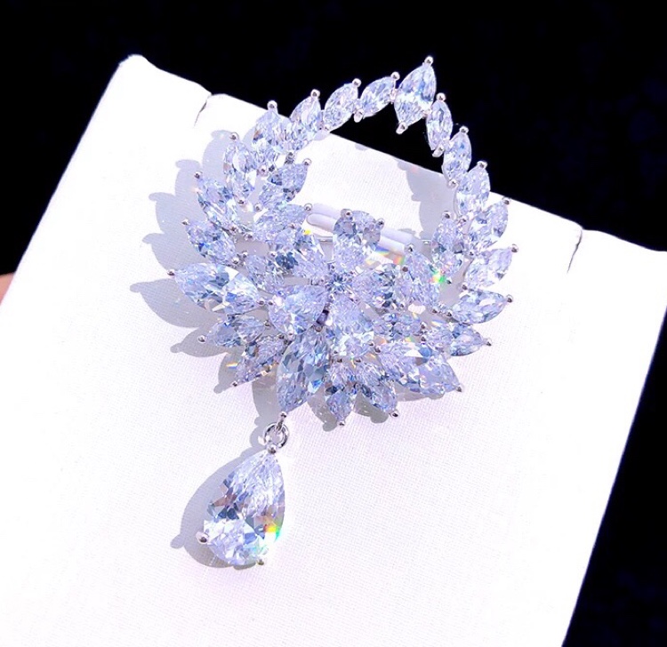 Micro-inset zircon fashion brand badge brooch luxury atmospheric clothing accessories