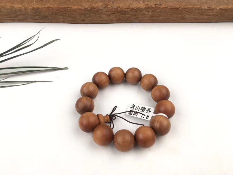 "Wu Mei" : (Premium) Indian Old Mountain Sandalwood Black Meat 1.8 (13 pieces)! Both the floating and sinking are in stock. [Bowing] solemnly promise: No adulteration, no coloring, no high selling price, tenfold compensation for any fake! undefined