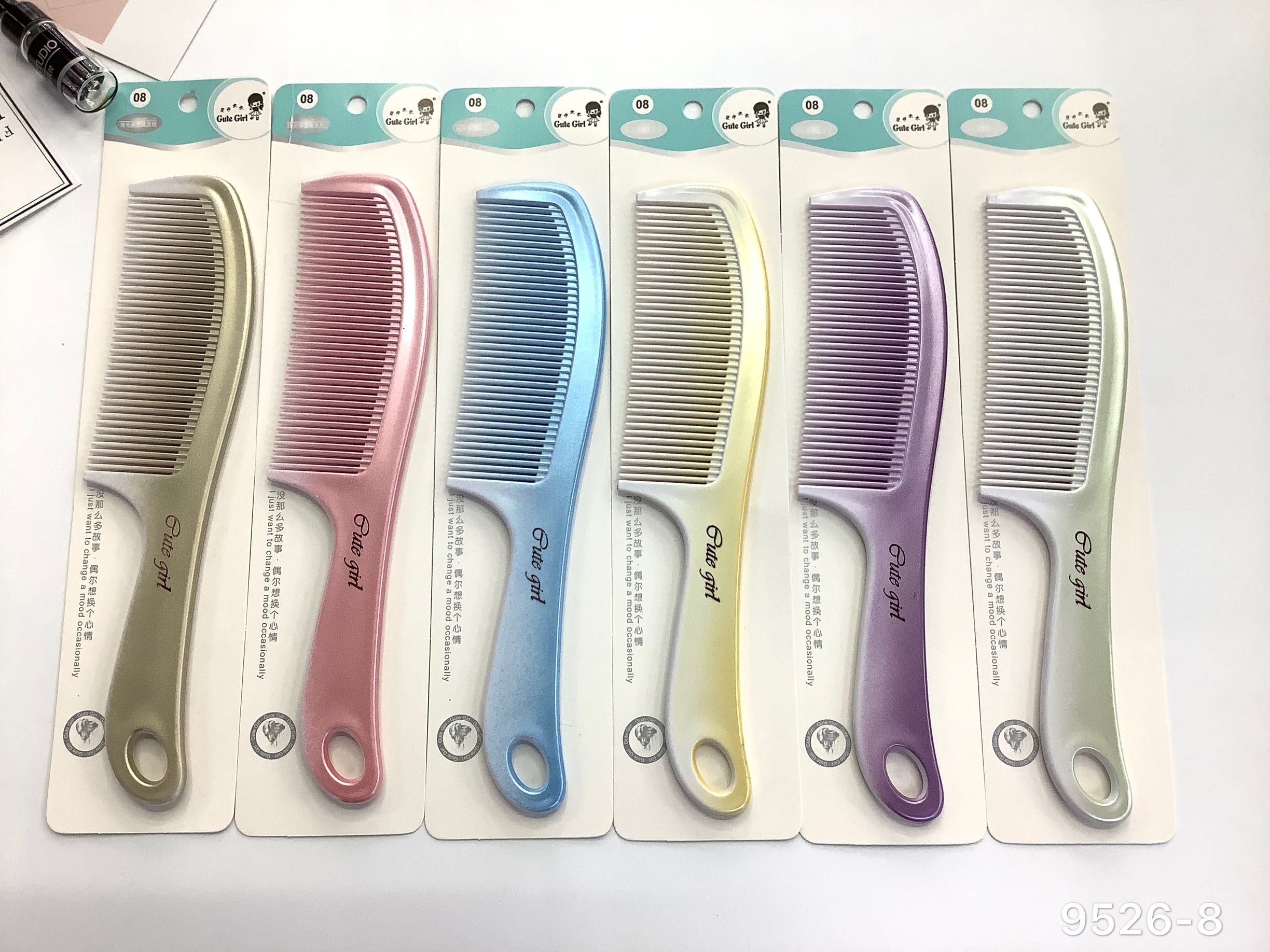 The spray-painted comb features a simple design concept and shape undefined