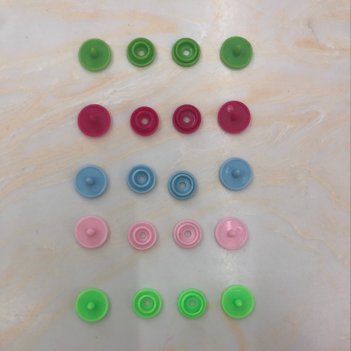 糖果色树脂四合扣，各种彩色都可定做，量大优惠，欢迎询价👏🏻图