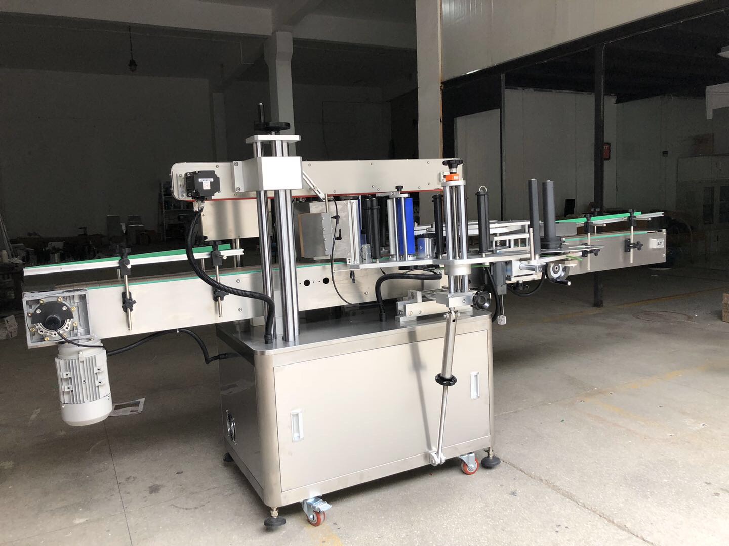 Fully automatic round bottle labeling machine packaging equipment is in stock and available for immediate delivery from the manufacturer Specification image