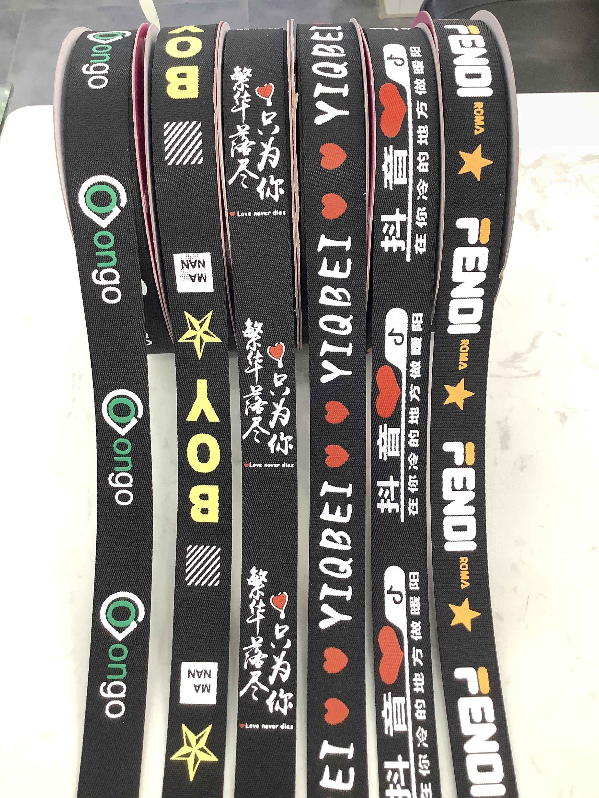 密纹厚实线带反光条印花，品质保证，款式多价格优惠，可定制各种花型图案。产品图