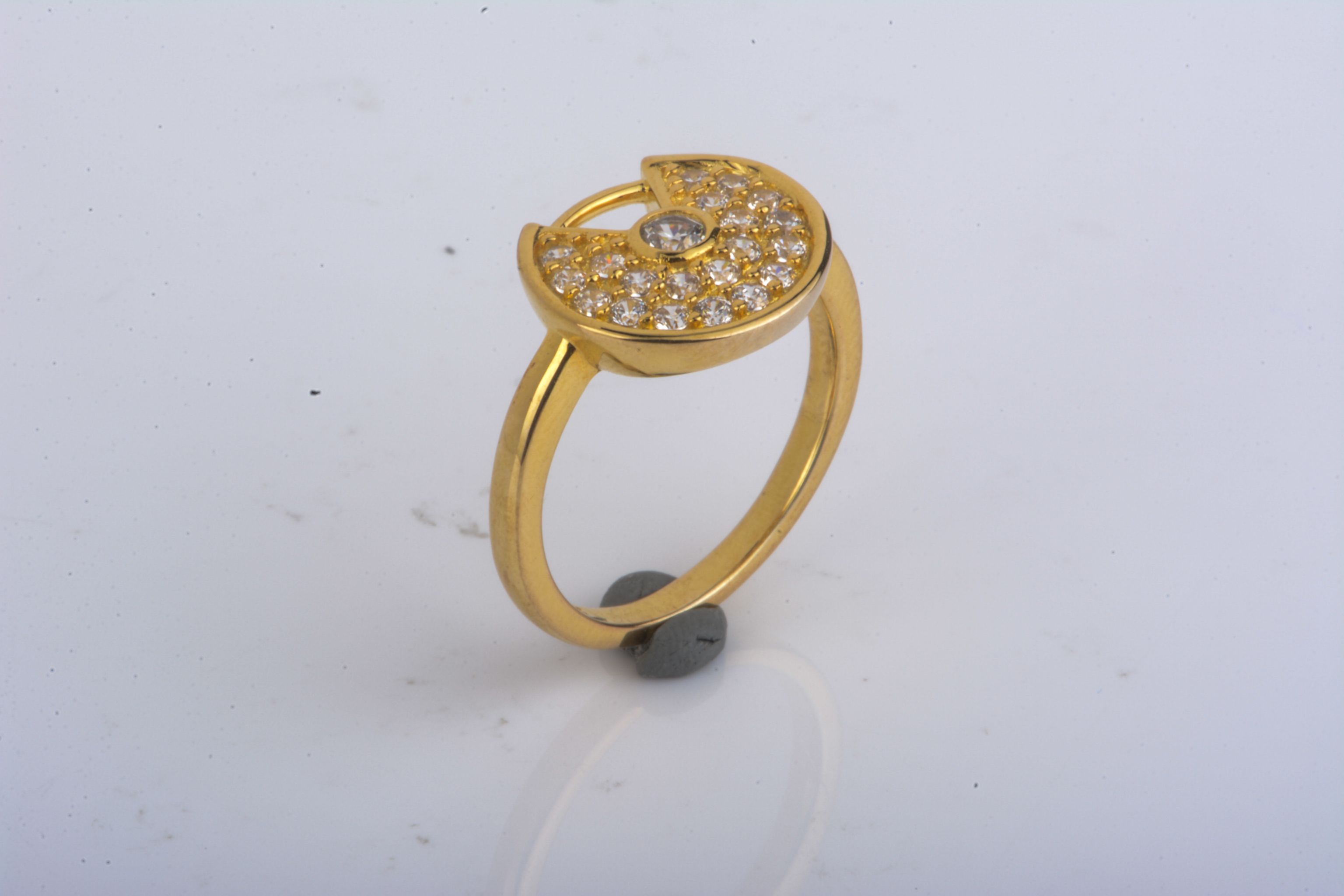 金色锆石戒指