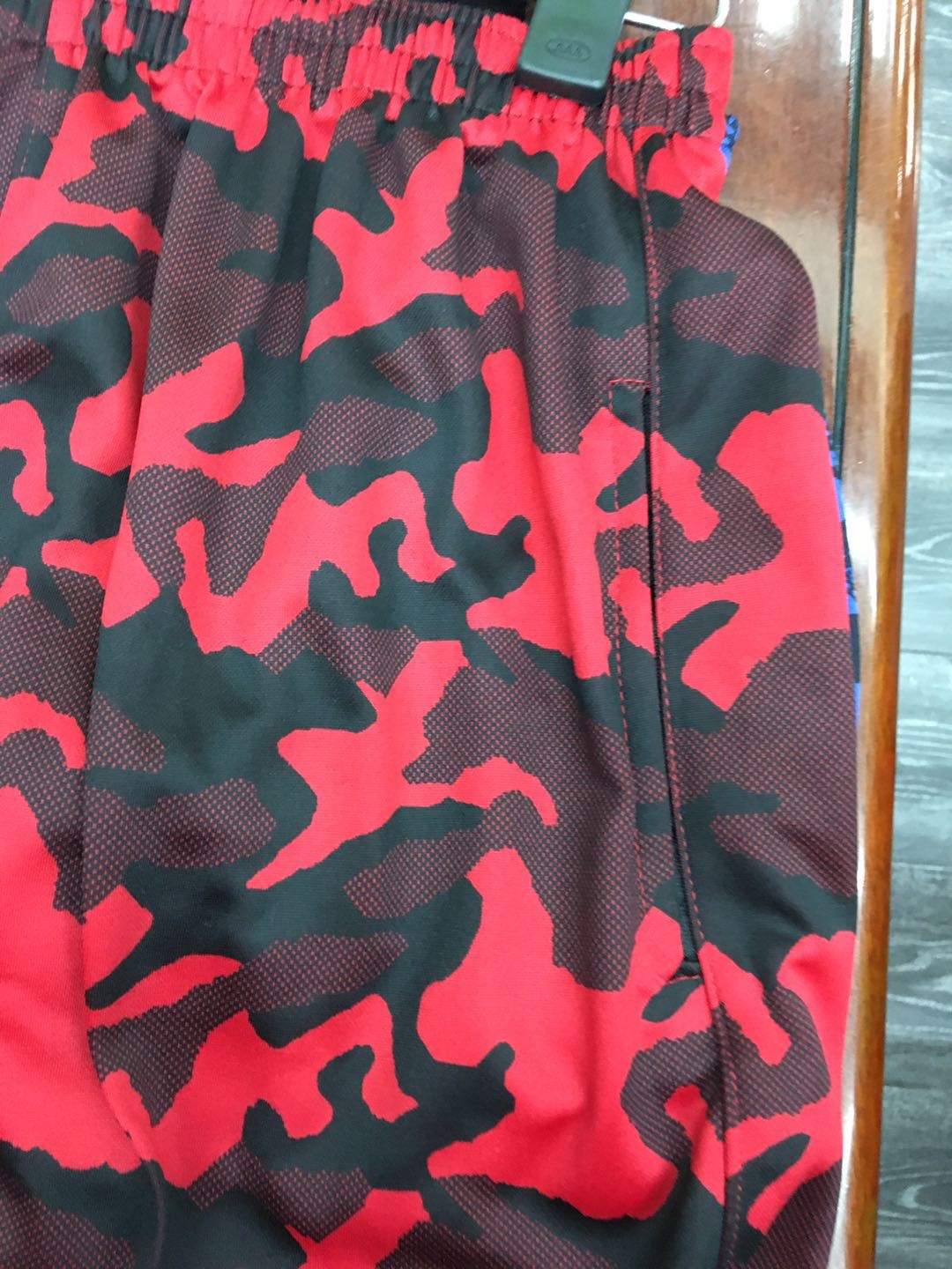 Custom-made trendy sports pants with red patterns for export Specification image