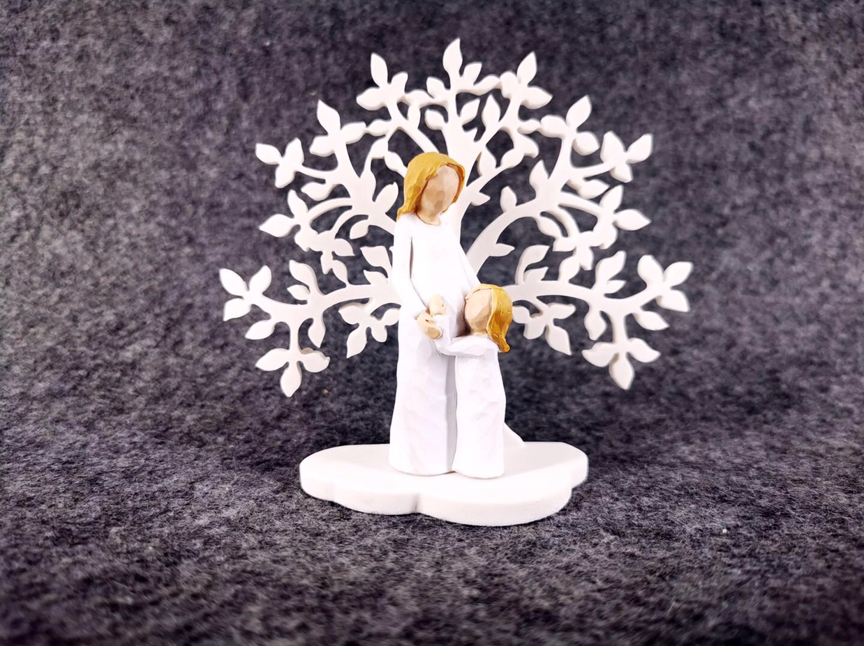 天使摆件白底实物图