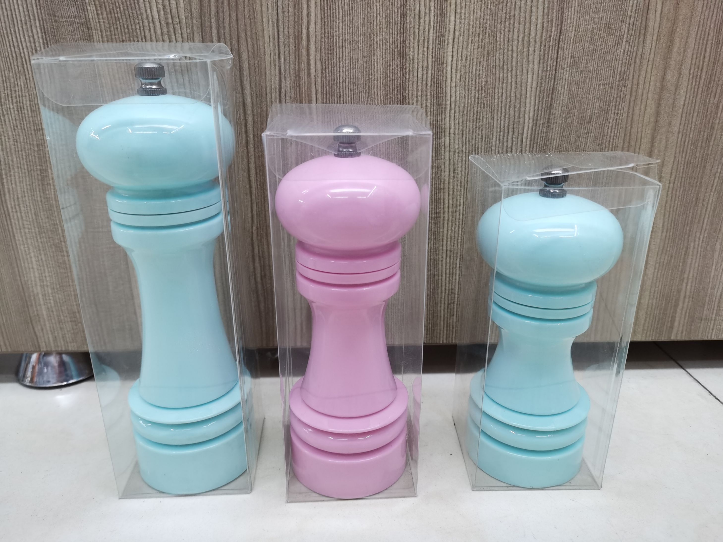 There are many styles of acrylic salt and pepper salt grinders Item Picture