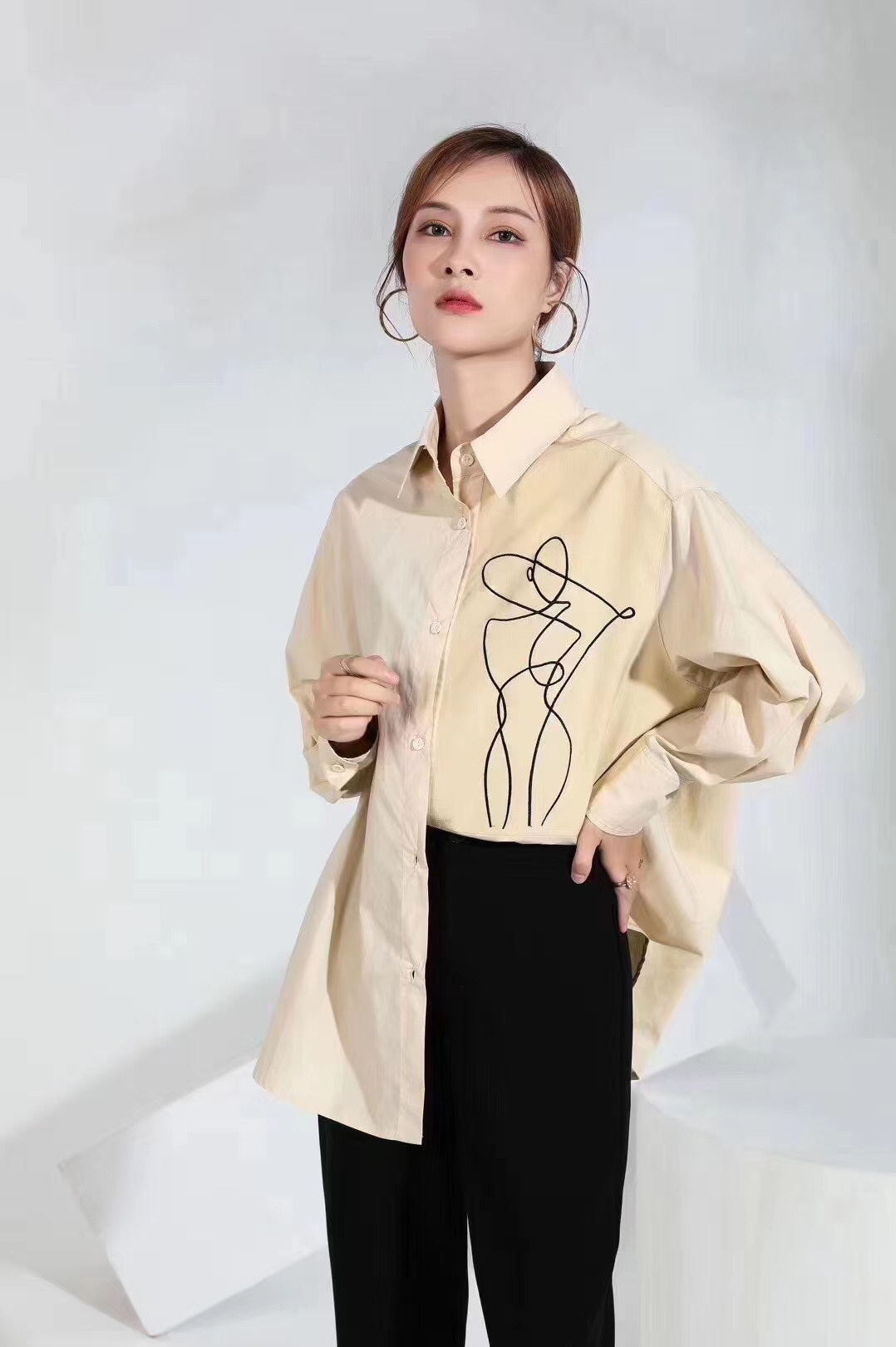 Jimmy Seio's new early autumn collection of beige creative and fashionable shirts details Picture