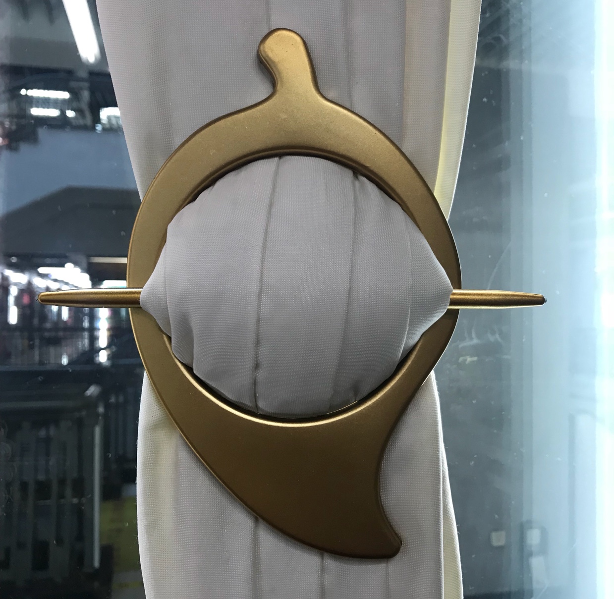 A pair of modern and simple curtains with rings and hooks are installed without curtain hooks thumbnail