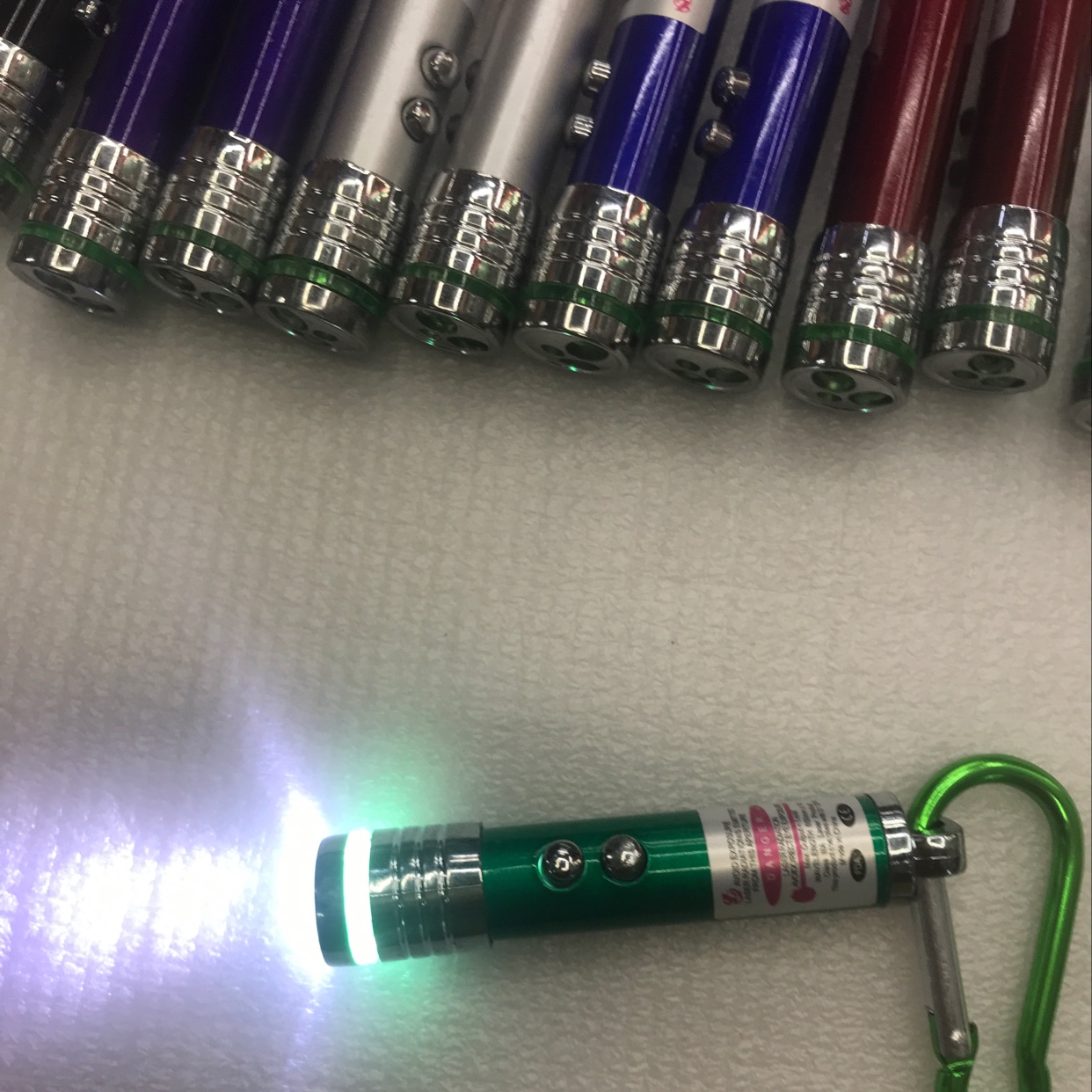 验钞笔紫外线验钞灯紫光手电筒激光镭射灯检测笔灯红外线灯白底实物图