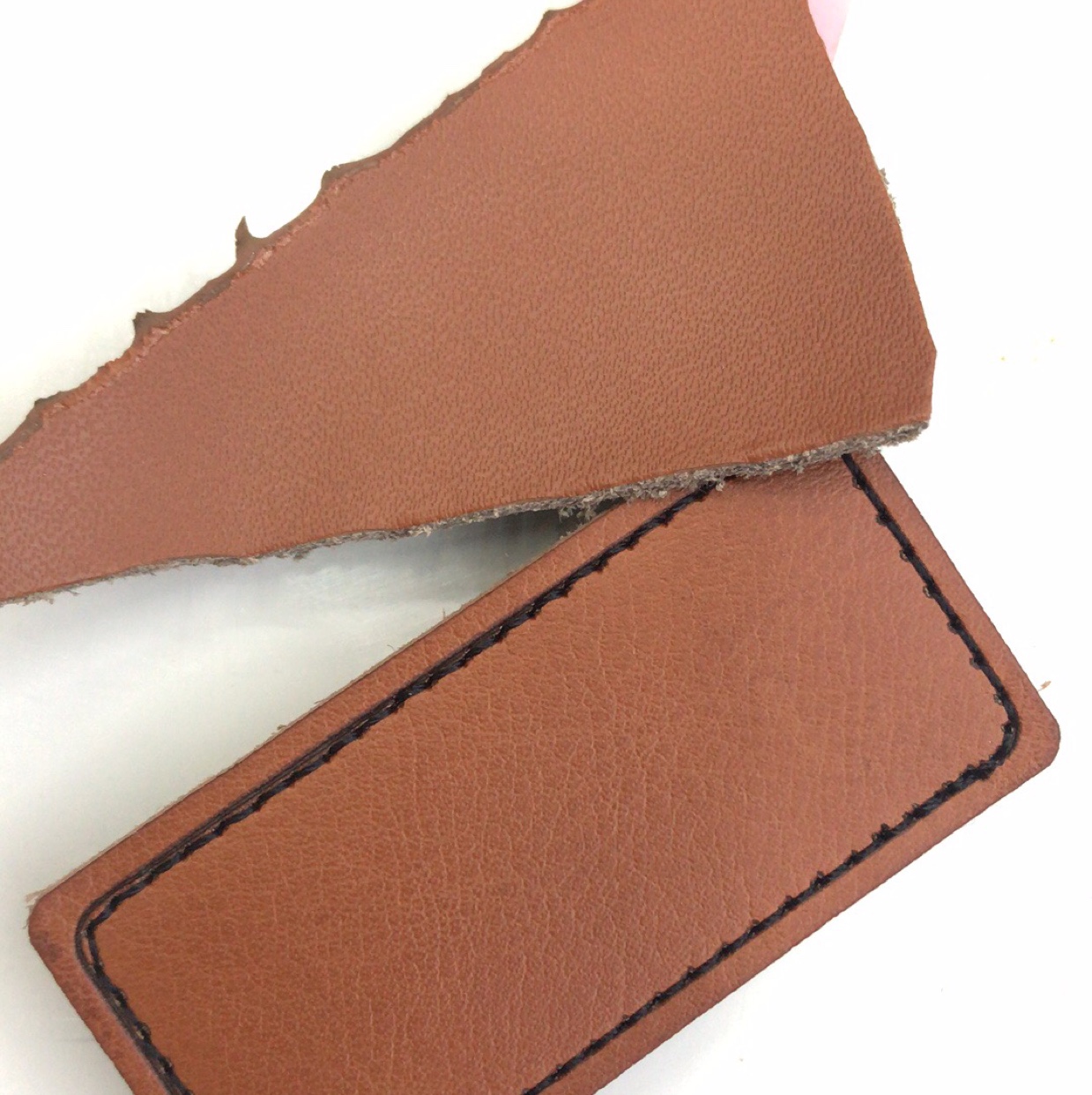 厂家供应真皮标压花