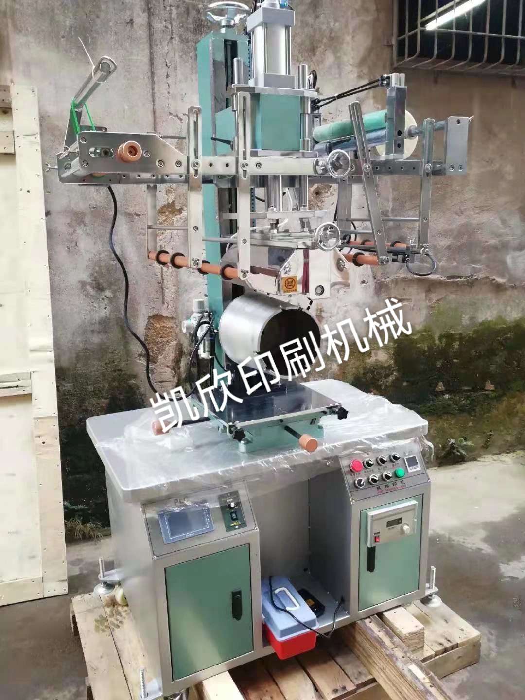 The large bucket heat transfer coating printing machine is suitable for heat transfer gilding of large circular flat workpieces detail image 3