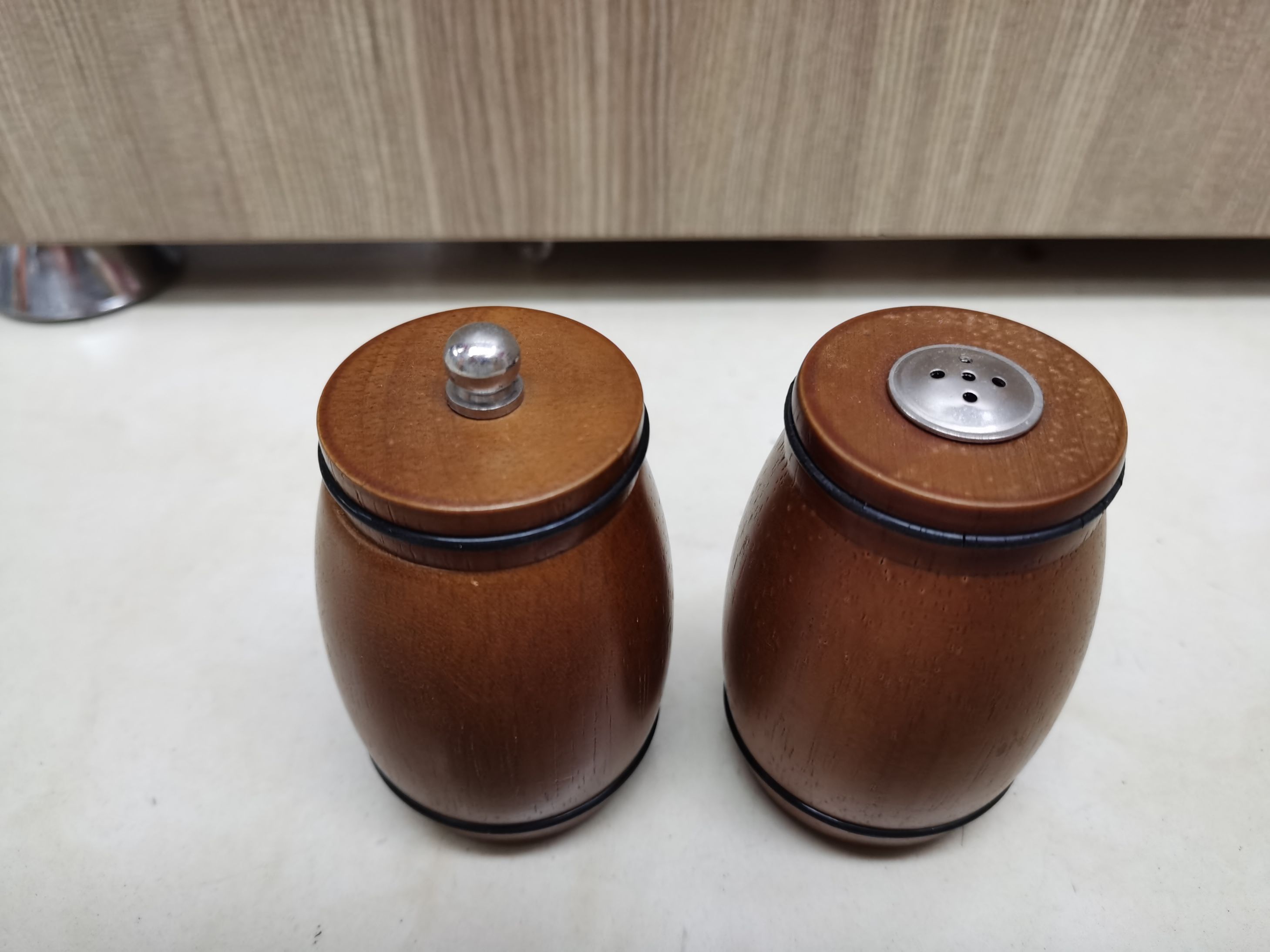 The wooden set of salt and pepper grinders can be customized Application Scenario