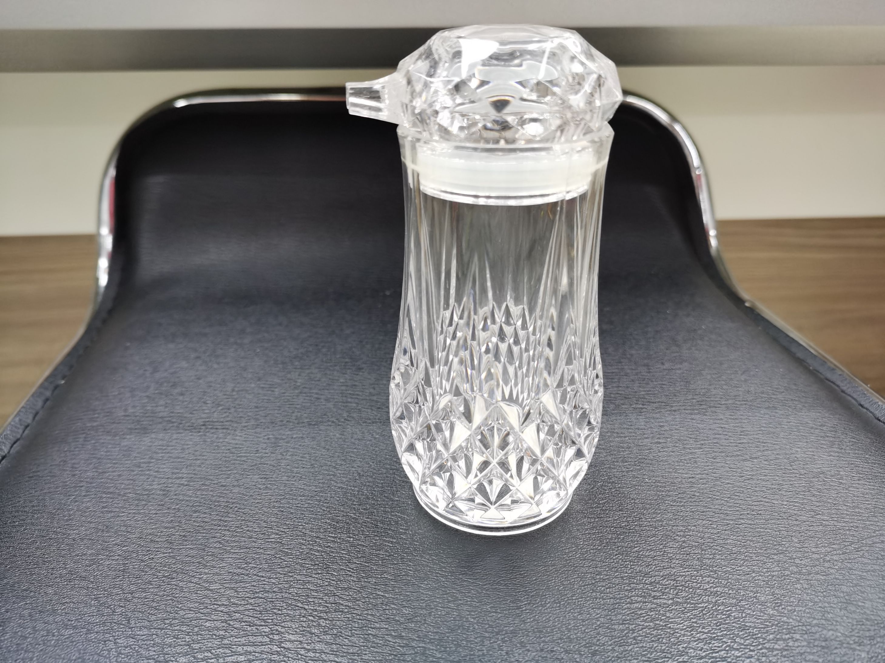 Plastic acrylic oil cans and bottles Specification image