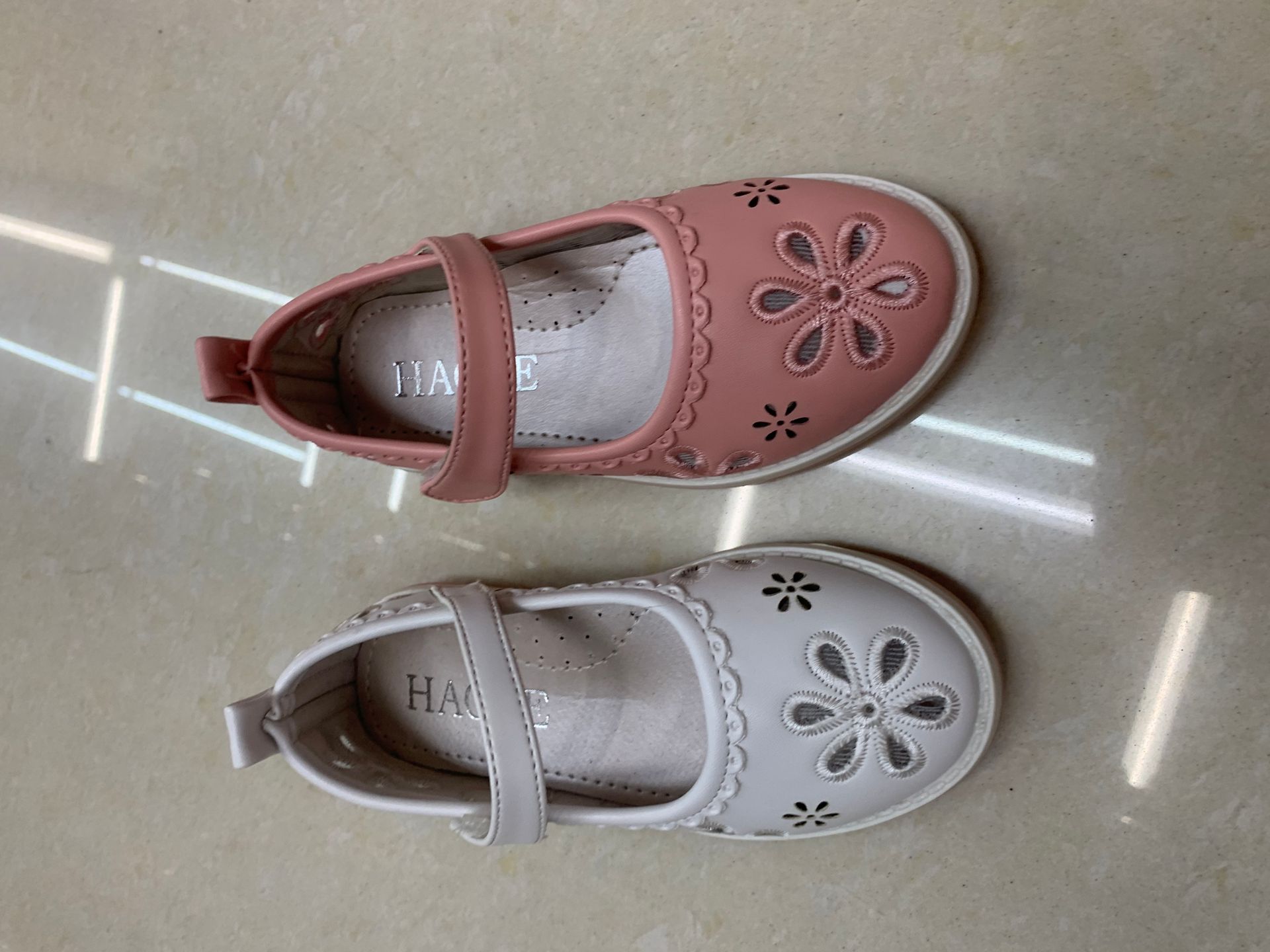 Fashionable girls' hollowed-out single shoes detail image 1