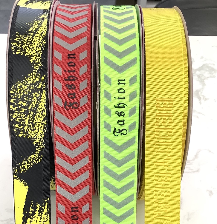 密纹厚实线带反光条印花，品质保证，款式多价格优惠，可定制各种花型图案。