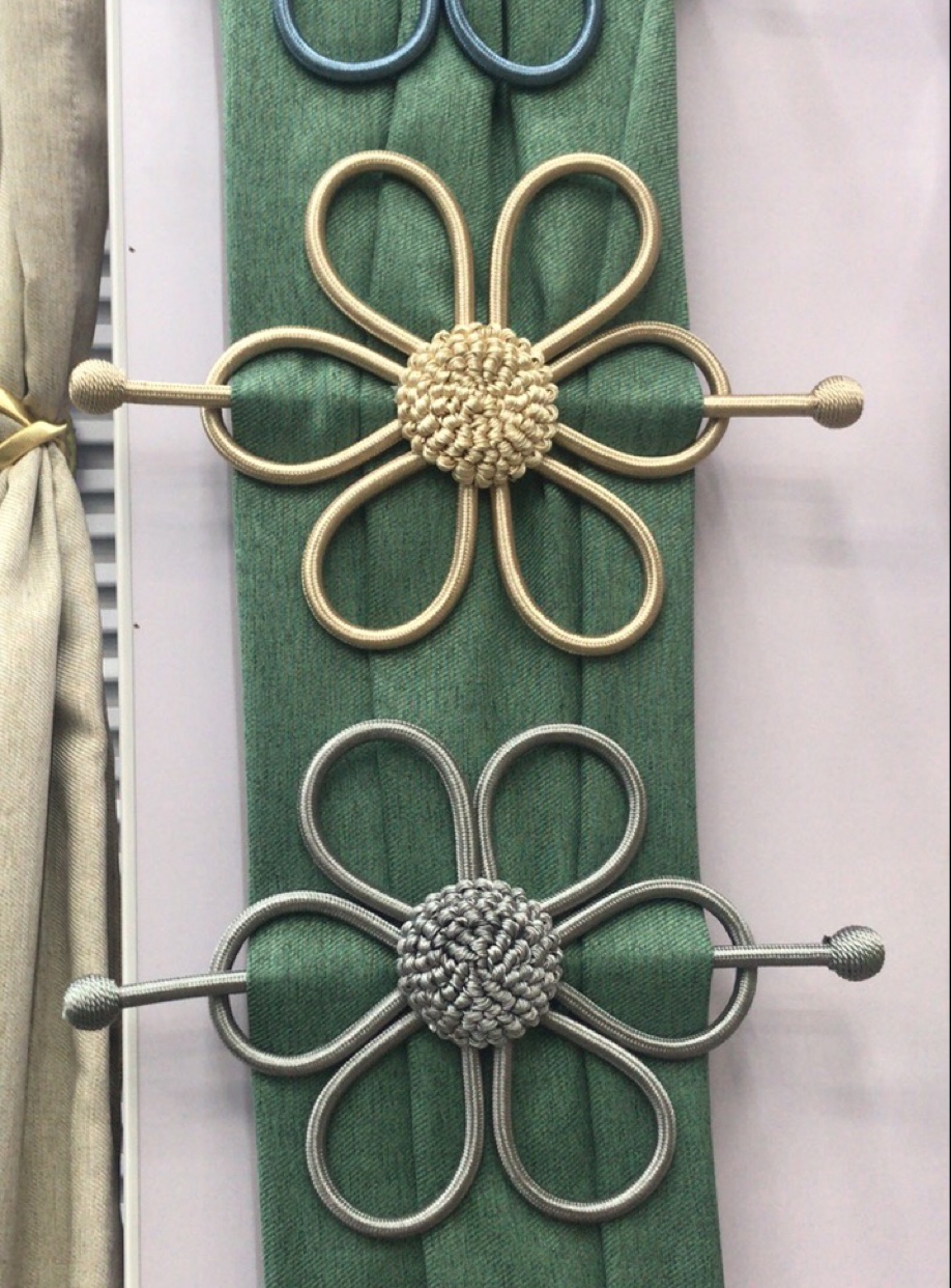 A pair of modern and simple curtains are fitted with rings without hooks and curtain hooks