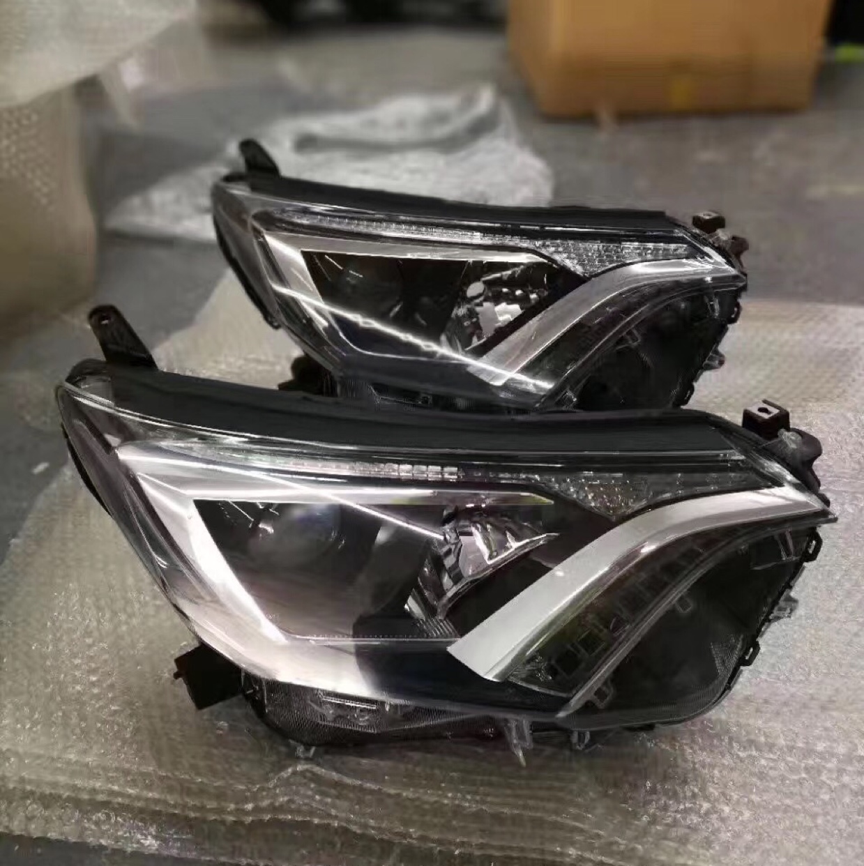 Rongfang headlights special auto and motorcycle parts professional production of original factory quality