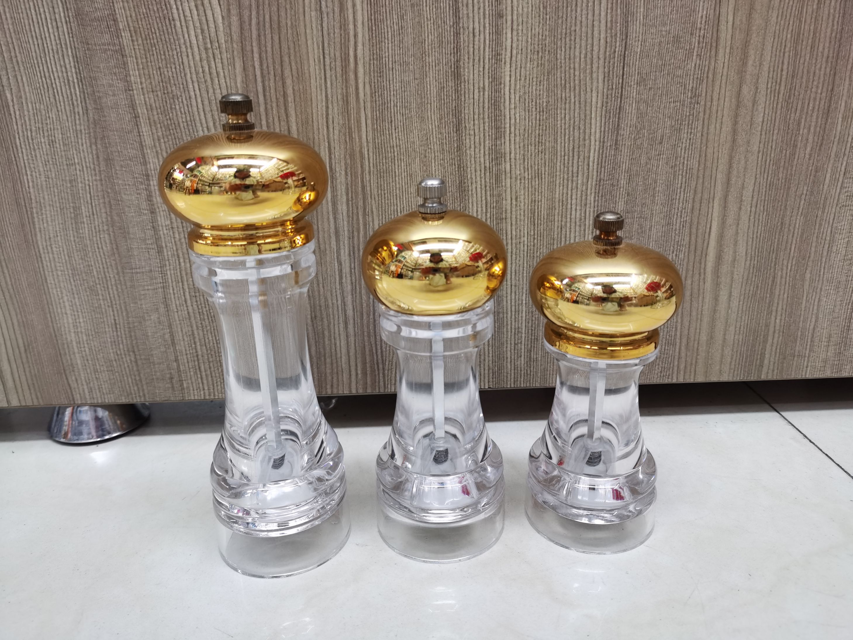 There are many styles of acrylic salt and pepper salt grinders