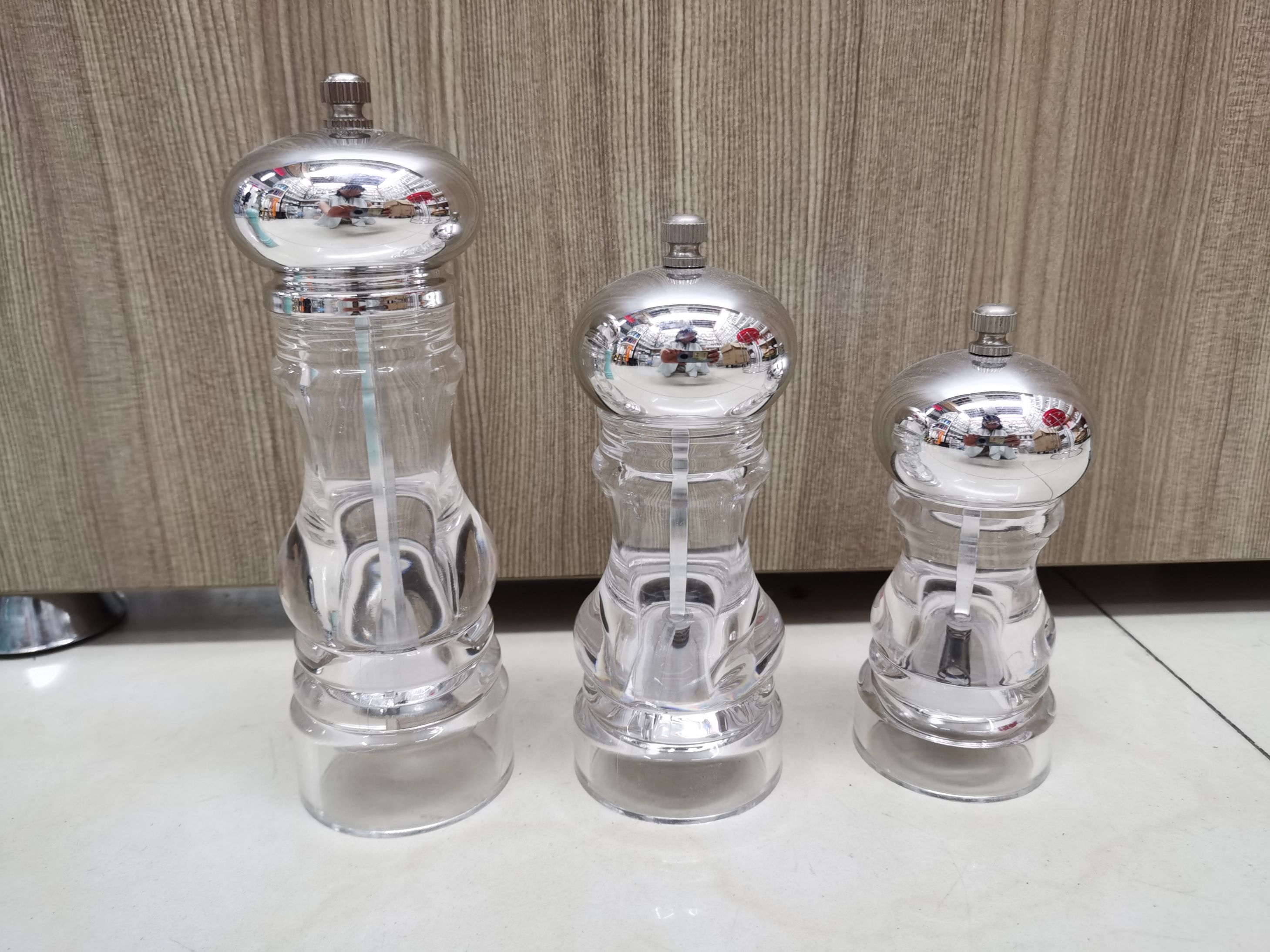There are many styles of acrylic salt and pepper salt grinders details Picture