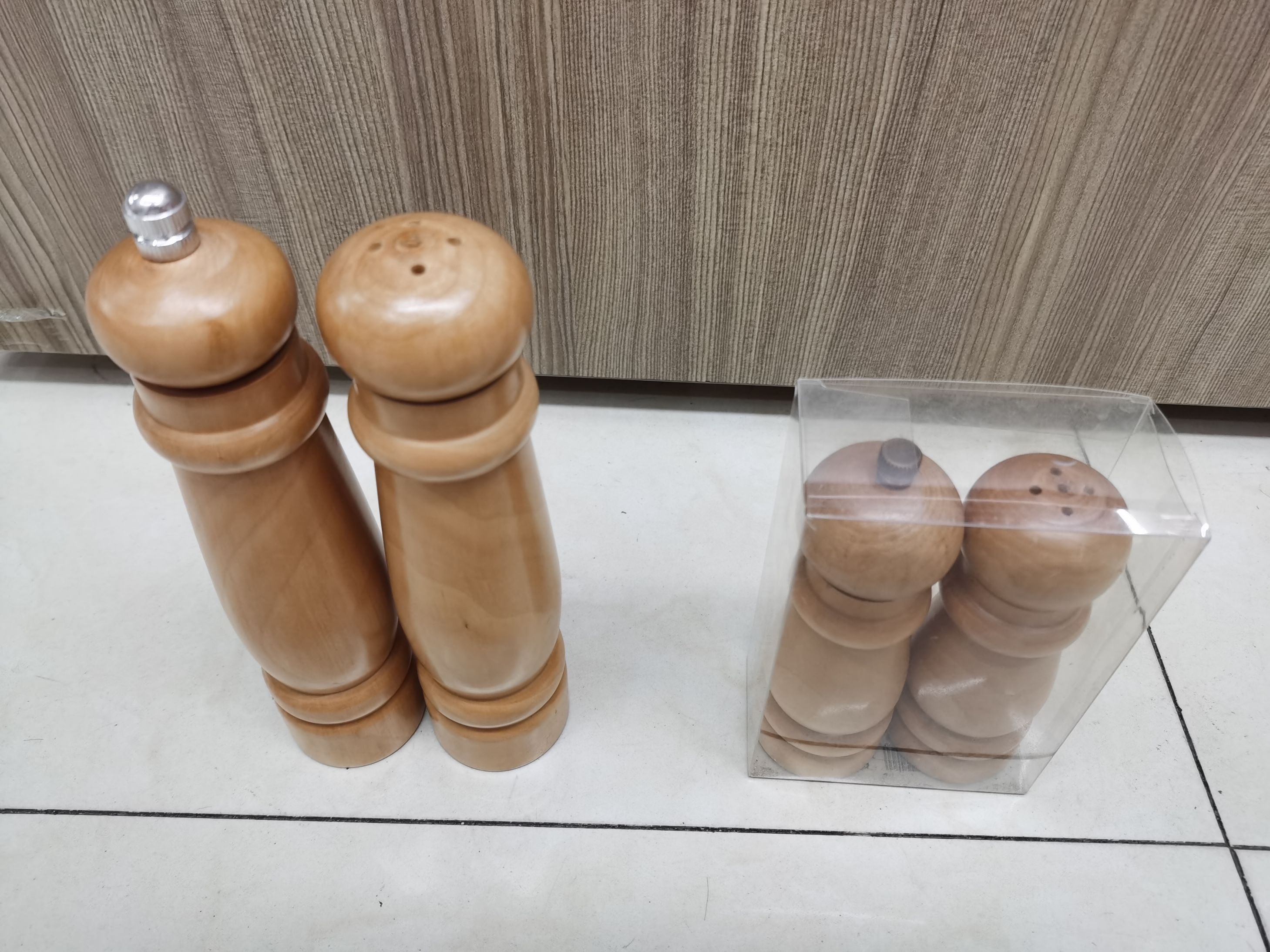 The wooden set of salt and pepper grinders can be customized Specification image