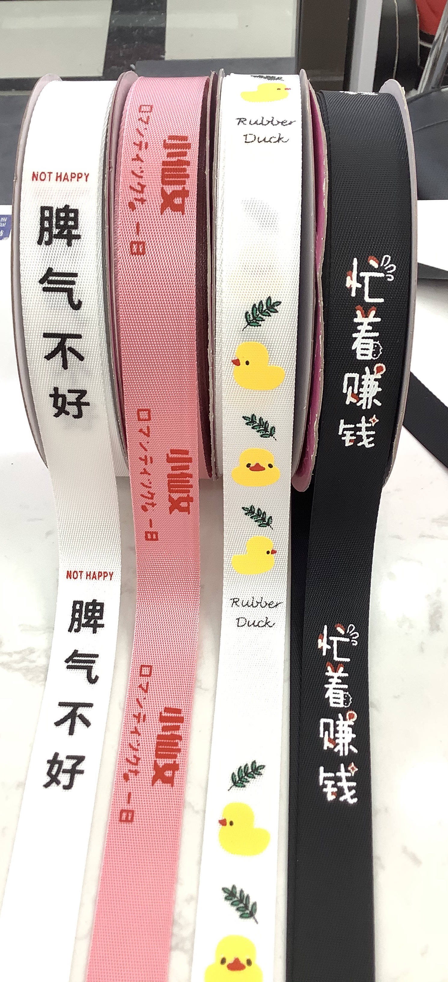 密纹厚实线带反光条印花，品质保证，款式多价格优惠，可定制各种花型图案。细节图