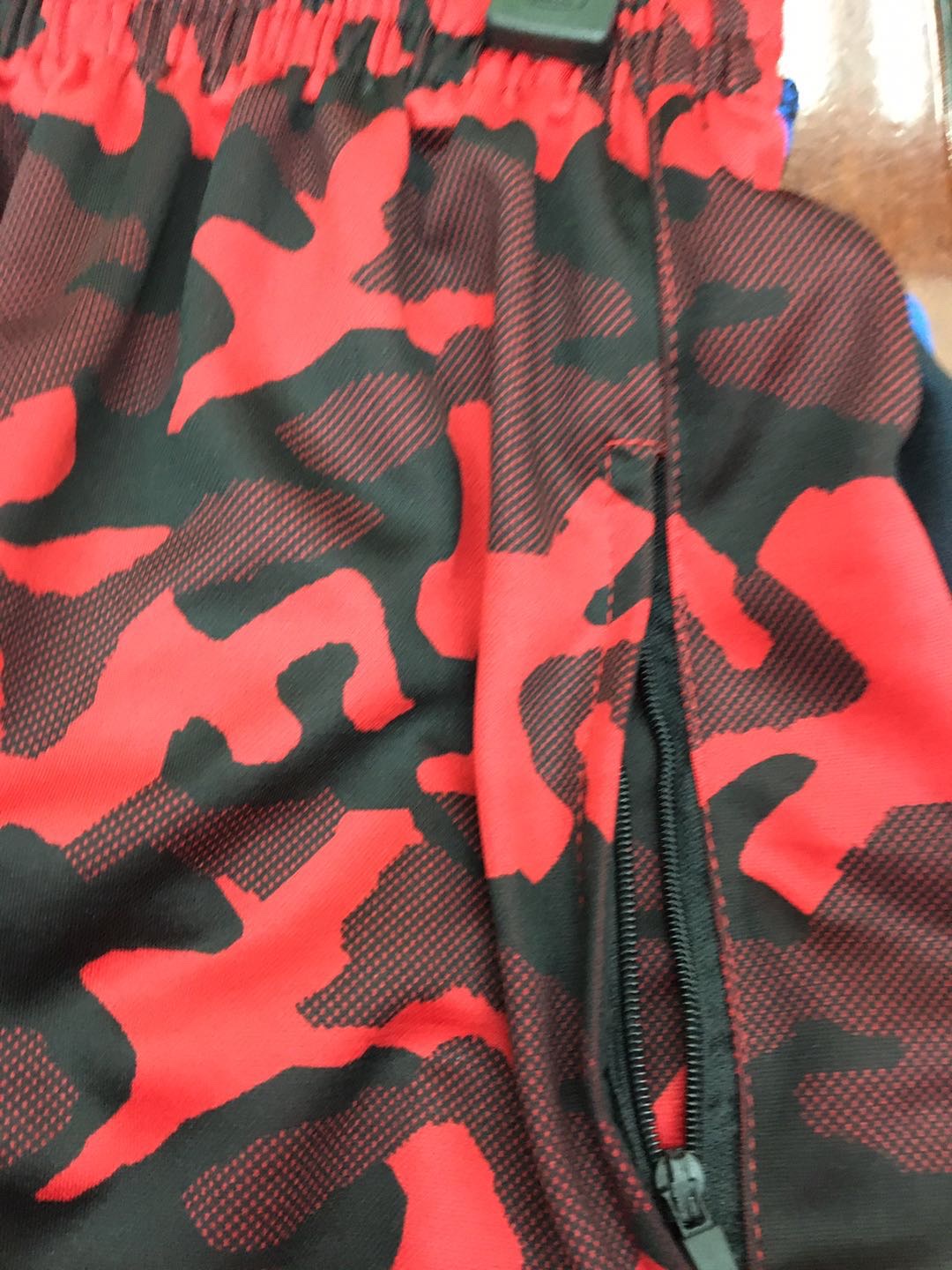 Custom-made trendy sports pants with red patterns for export details Picture