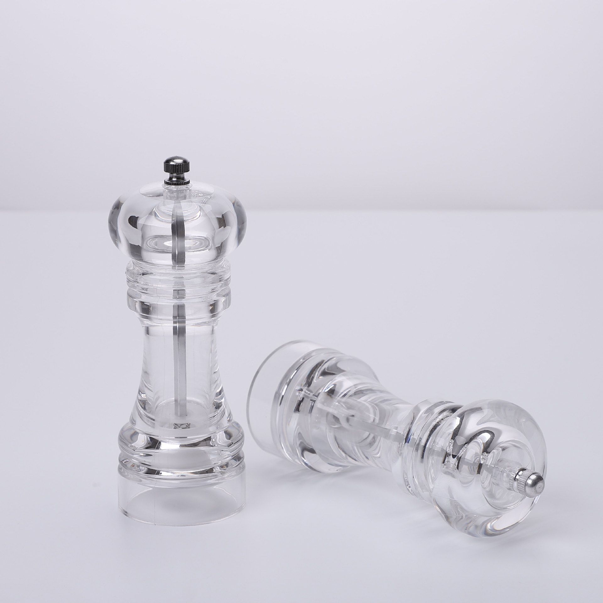 There are many styles of acrylic salt and pepper salt grinders detail image 4