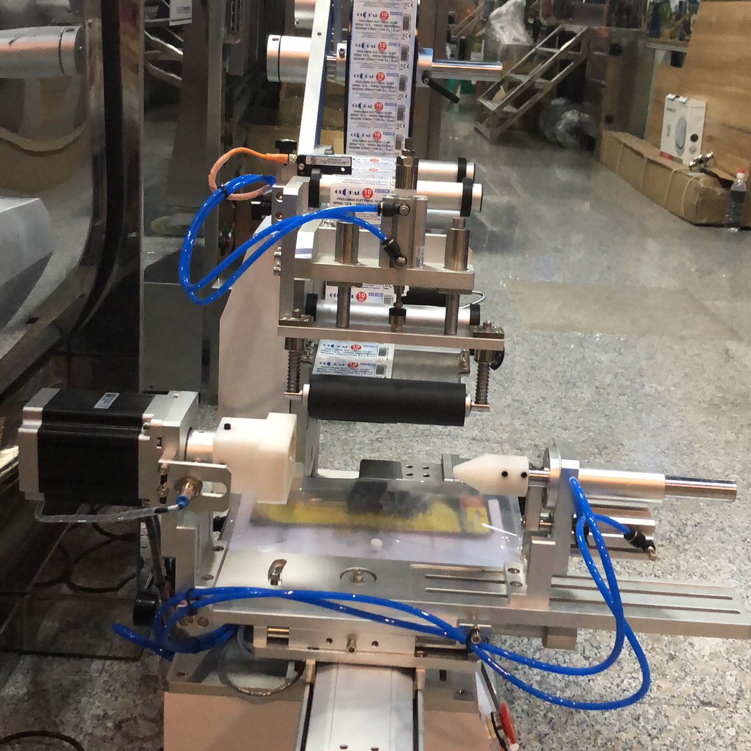 Semi-automatic labeling machine full figure