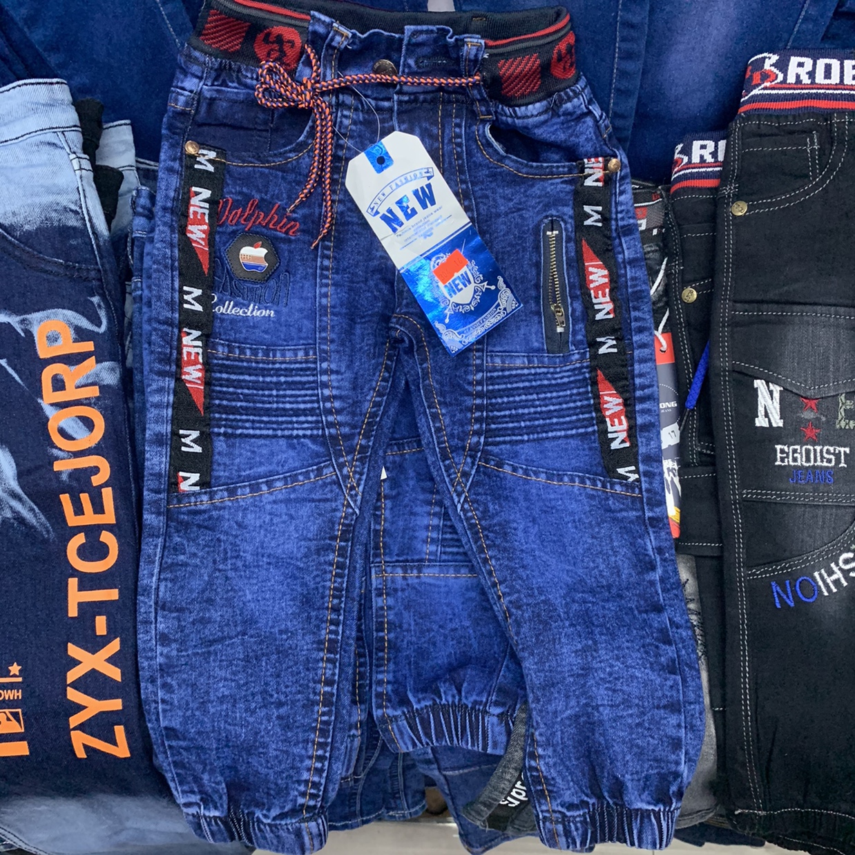 红色抽绳小裤脚牛仔裤