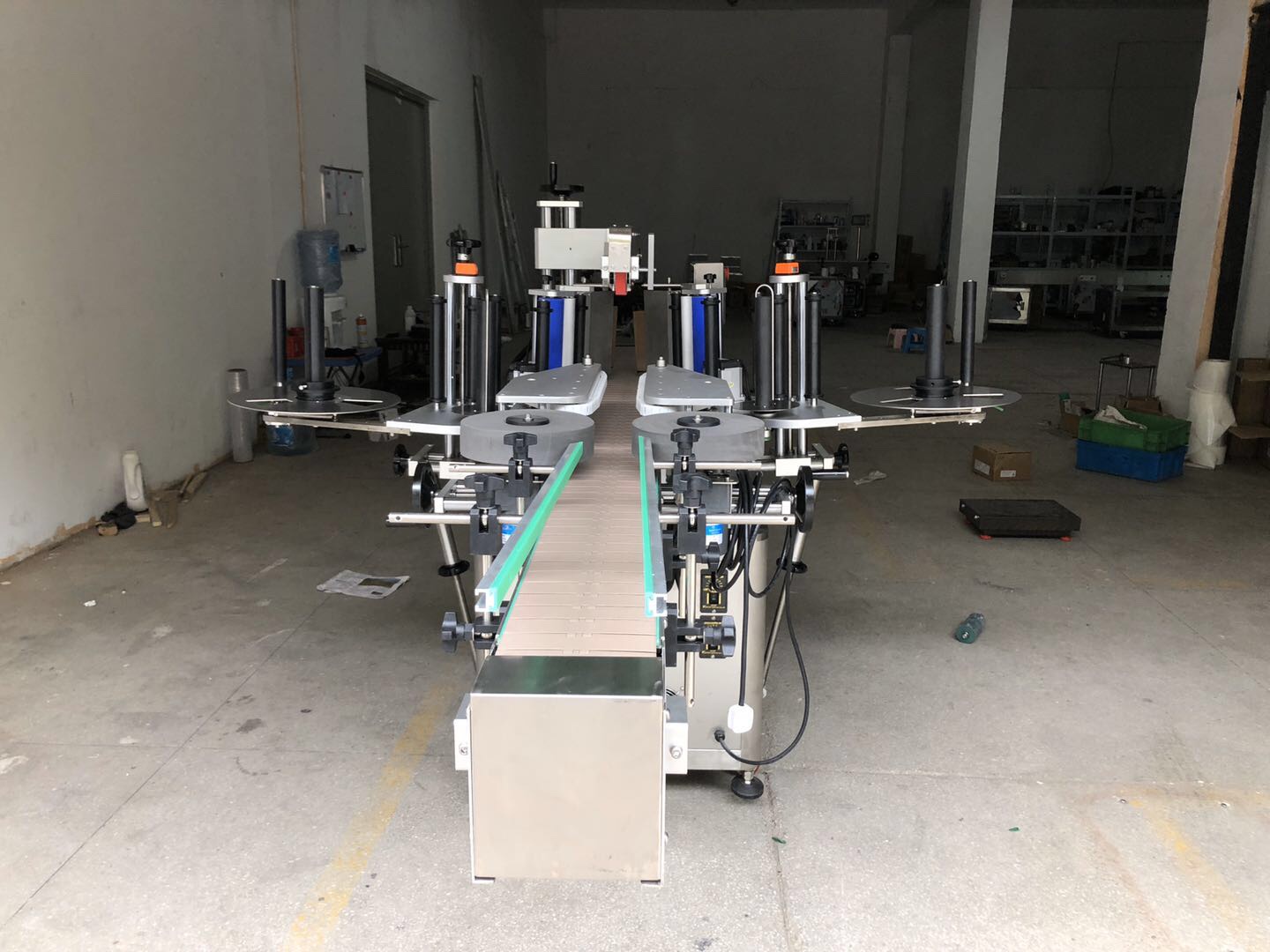 Fully automatic round bottle labeling machine packaging equipment is in stock and available for immediate delivery from the manufacturer Item Picture