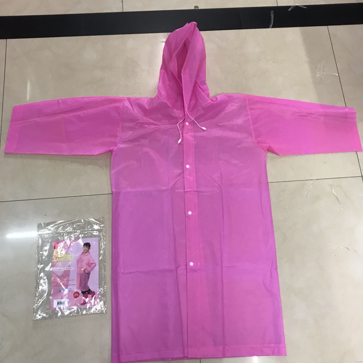 أما أطفال المدارس الابتدائية، سواء كانوا ذكورا أو إناثا، فلديهم معاطف واقية من المطر ذات دفع لمرة واحدة Application Scenario