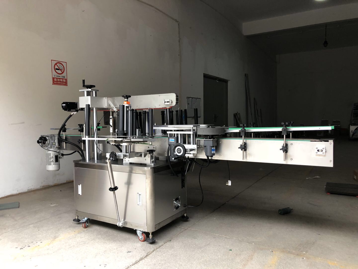 Fully automatic round bottle labeling machine packaging equipment is in stock and available for immediate delivery from the manufacturer details Picture