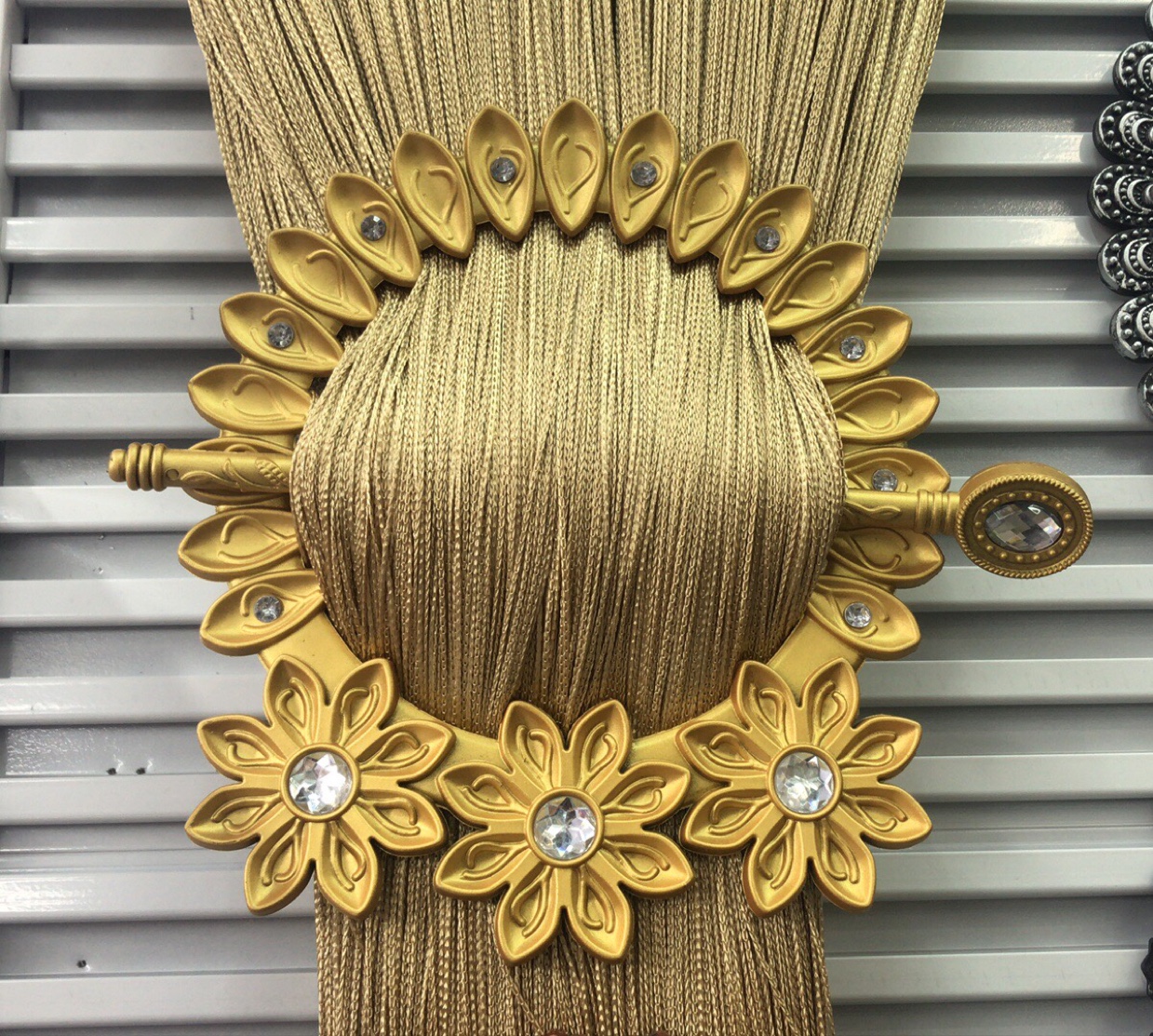 Youyijia sunflower window curtain buckle a pair of non-punching creative European curtain buckle modern simple curtain insert ring non-hook curtain buckle thumbnail