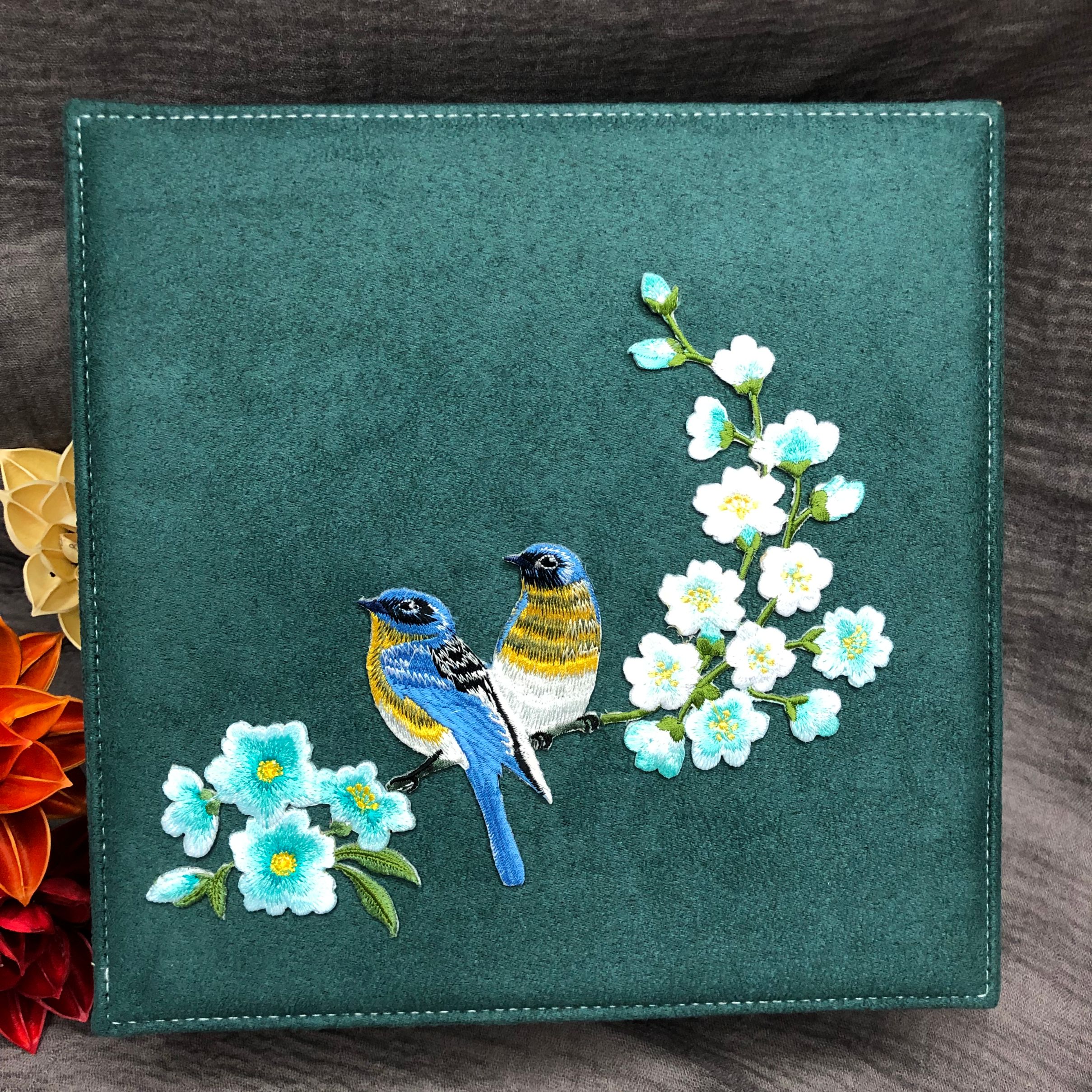 New jewelry box, wooden leather accessory box - large-capacity stud embroidery box, jewelry and necklace storage box