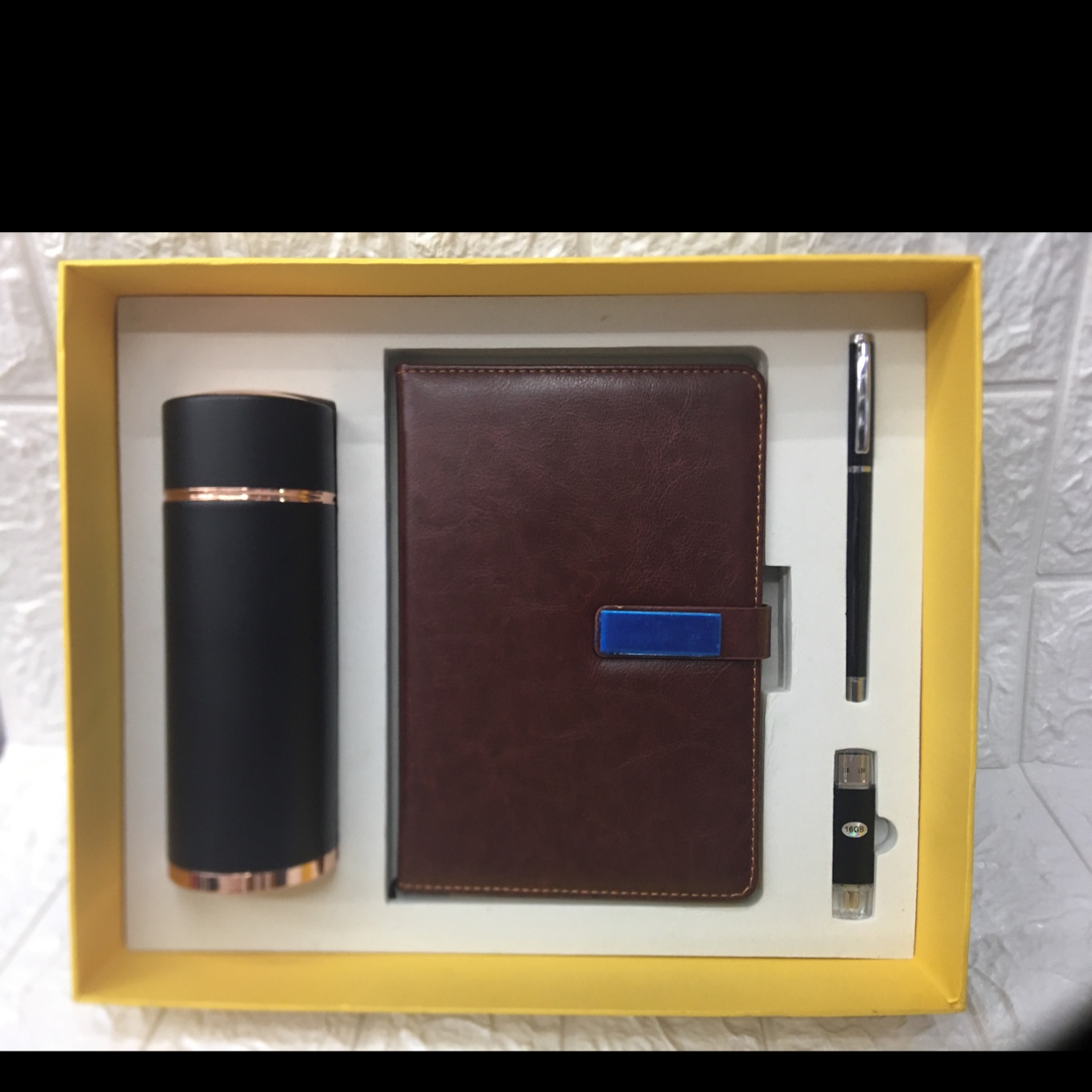 套装带保温杯油盘16GB白底实物图