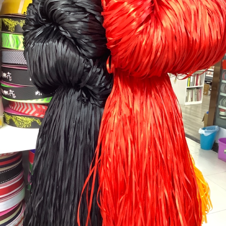 各色缎带，颜色都全，包装简单，切割方便，价格便宜，适合用于喜糖袋包装，商标类产品