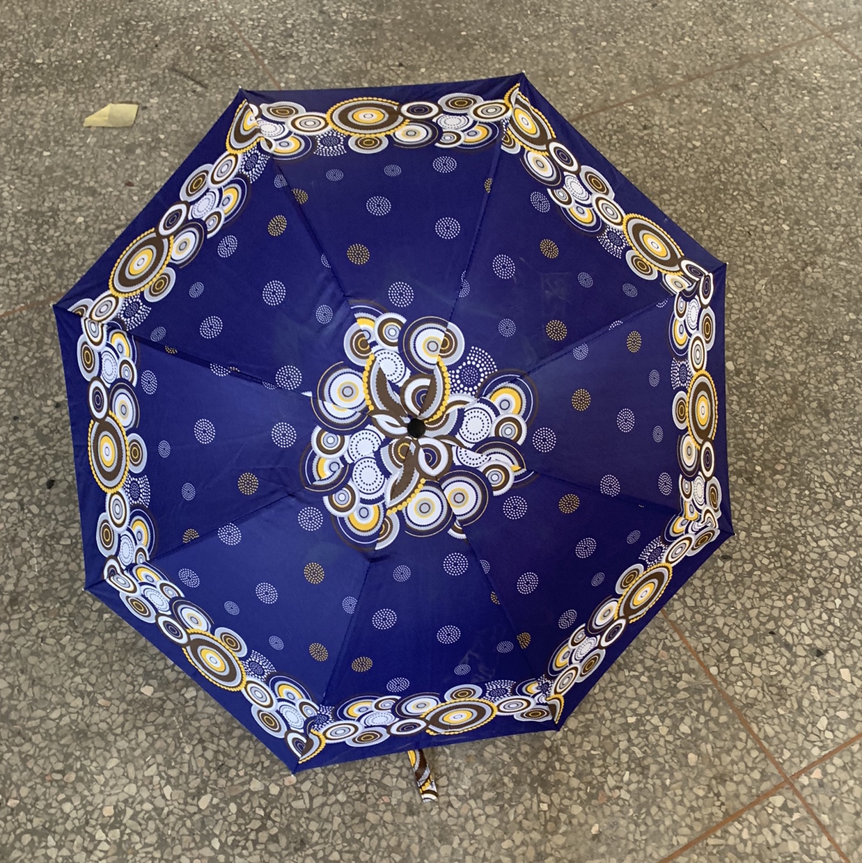 55*8K反向三折折叠深蓝圆圈花伞产品图