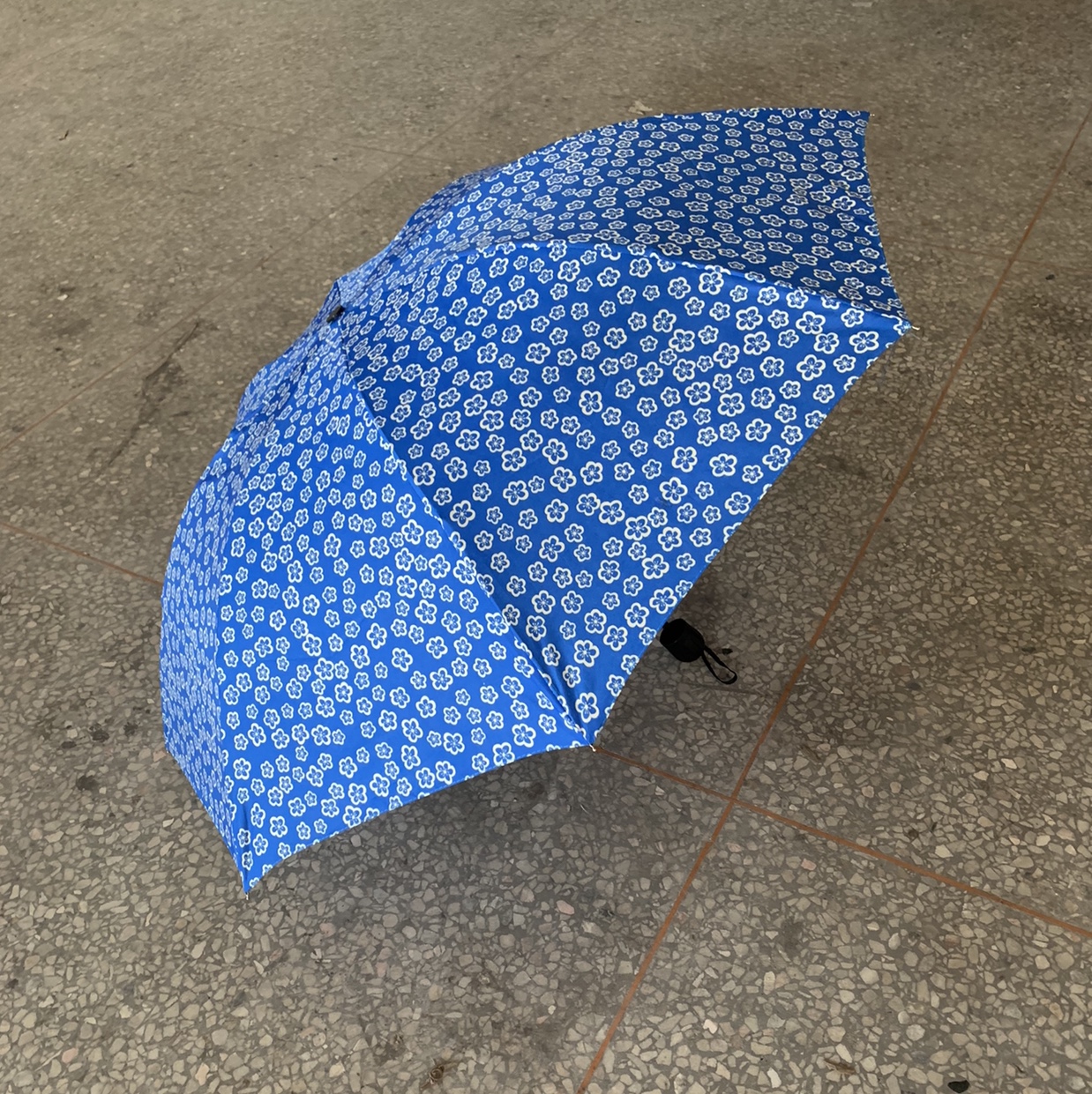 55*8K三折反向蓝底梅花伞